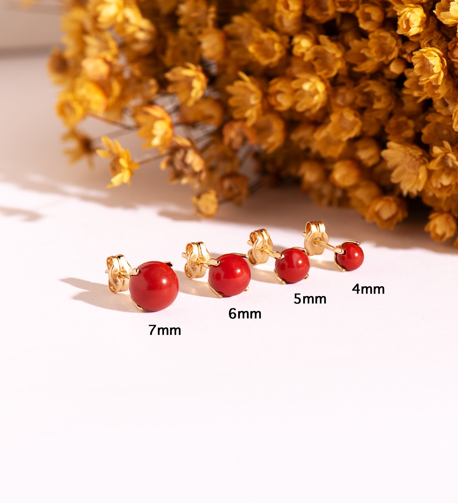 Boucles d'oreilles en Or Jaune 18K Corail avec 4 Griffes Taille : 4 mm Fermoir Poussettes Papillon