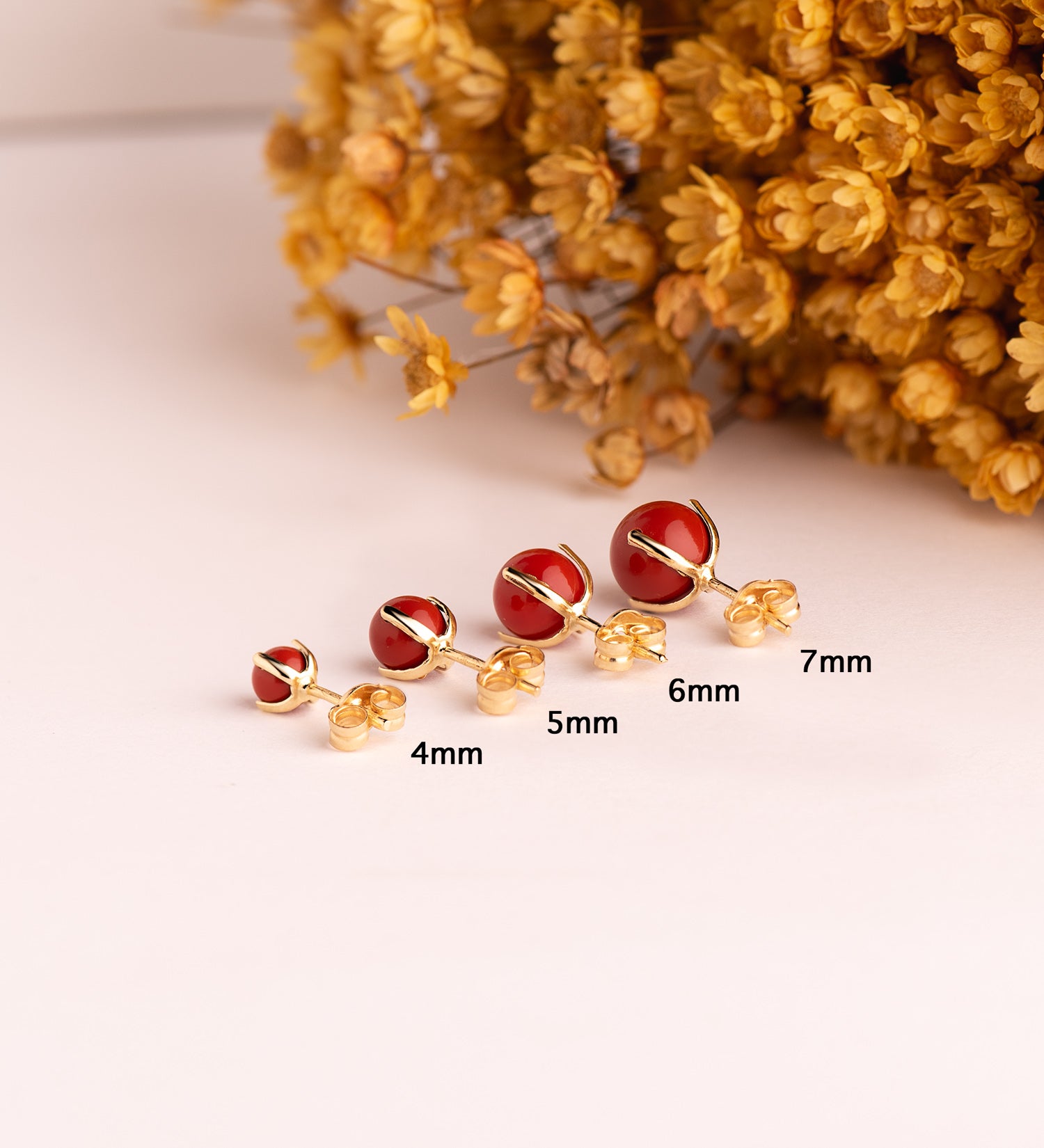 Boucles d'oreilles en Or Jaune 18K Corail avec 4 Griffes Taille : 4 mm Fermoir Poussettes Papillon