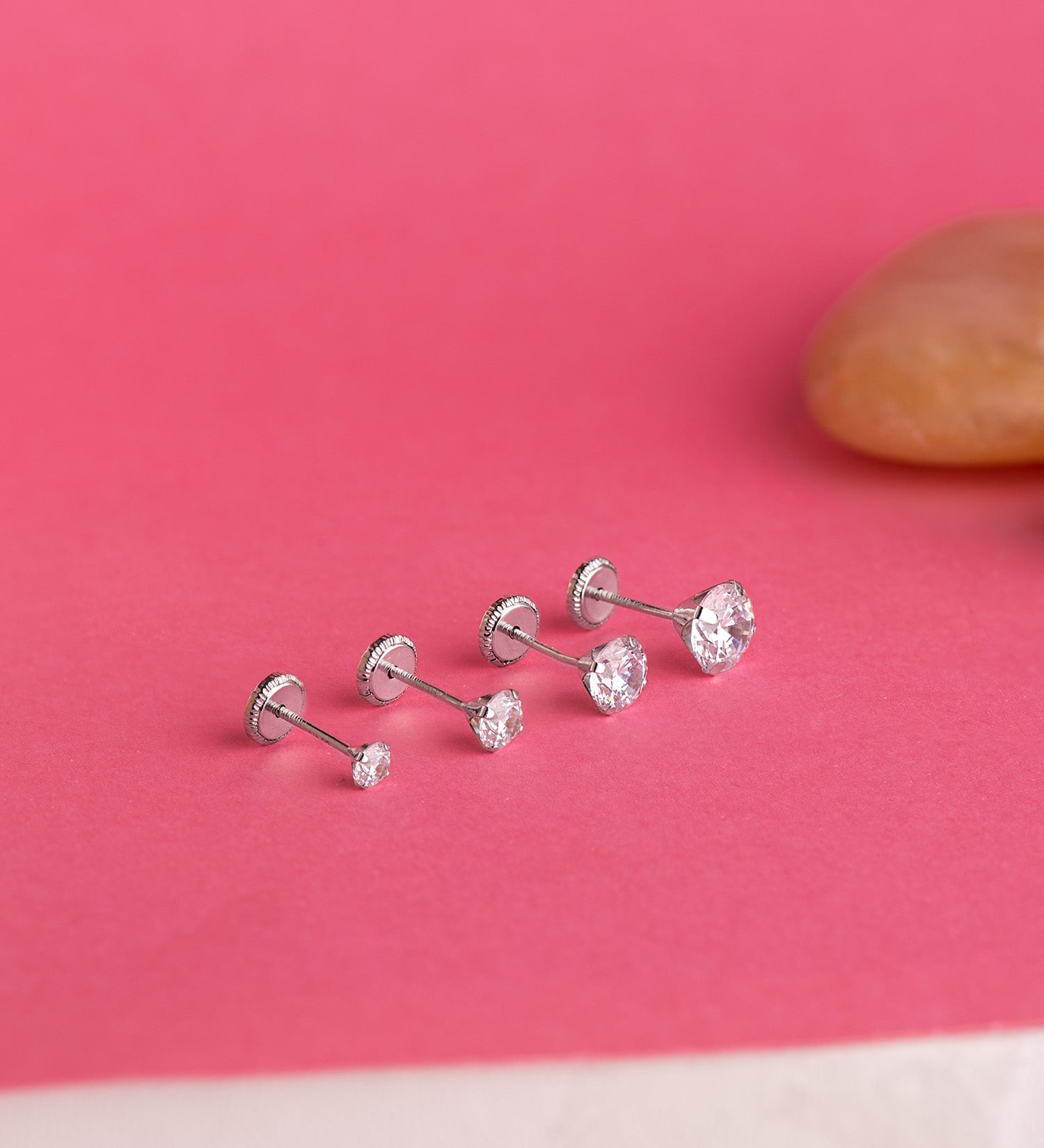 Orecchini in oro bianco 18 carati 4 griffe con zirconi Larghezza: 5 mm Chiusura a vite
