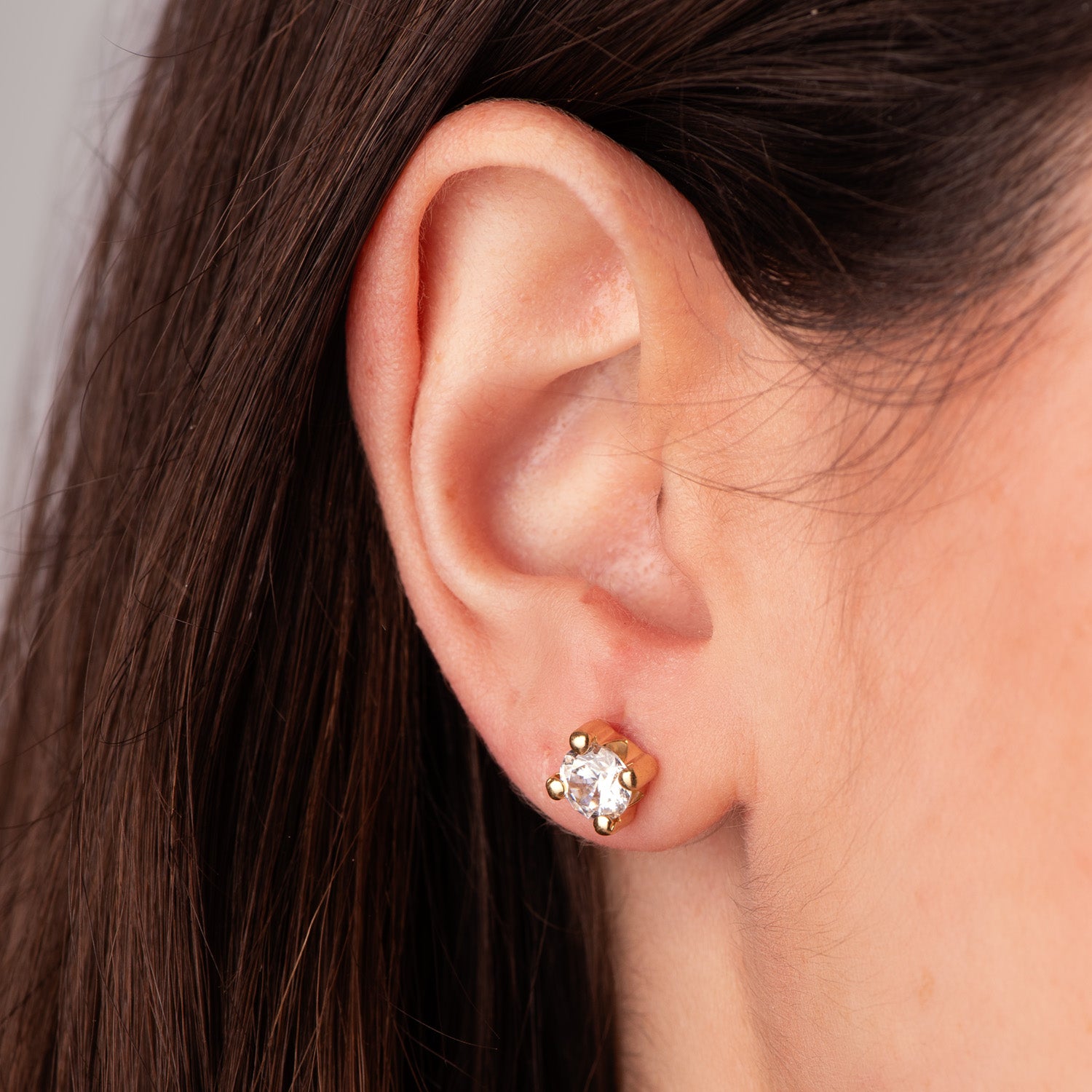 Boucles d'oreilles Or Jaune 18K Zircone 6MM avec 4 Griffes Largeur: 6,5 Mm. Fermoir a Vis