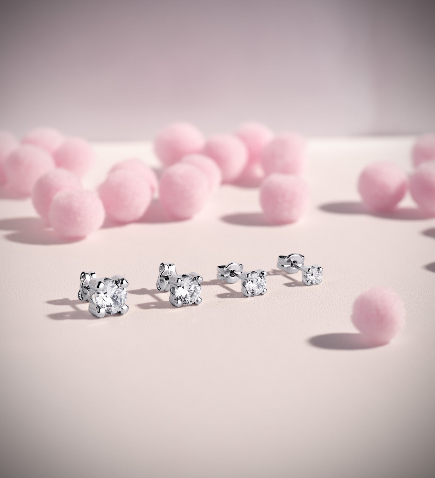 Boucles d'oreilles Or Blanc 18K Zircone 3MM avec 4 Griffes Largeur : 3,5 mm Fermeture à Pression