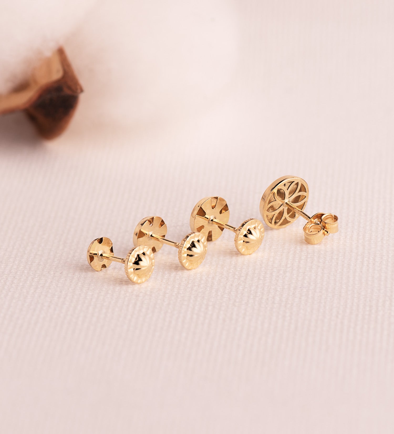 Boucles d'oreilles en Or Jaune 18 Carats avec Zircon Cubique 4.5 mm Fermoir a Vis