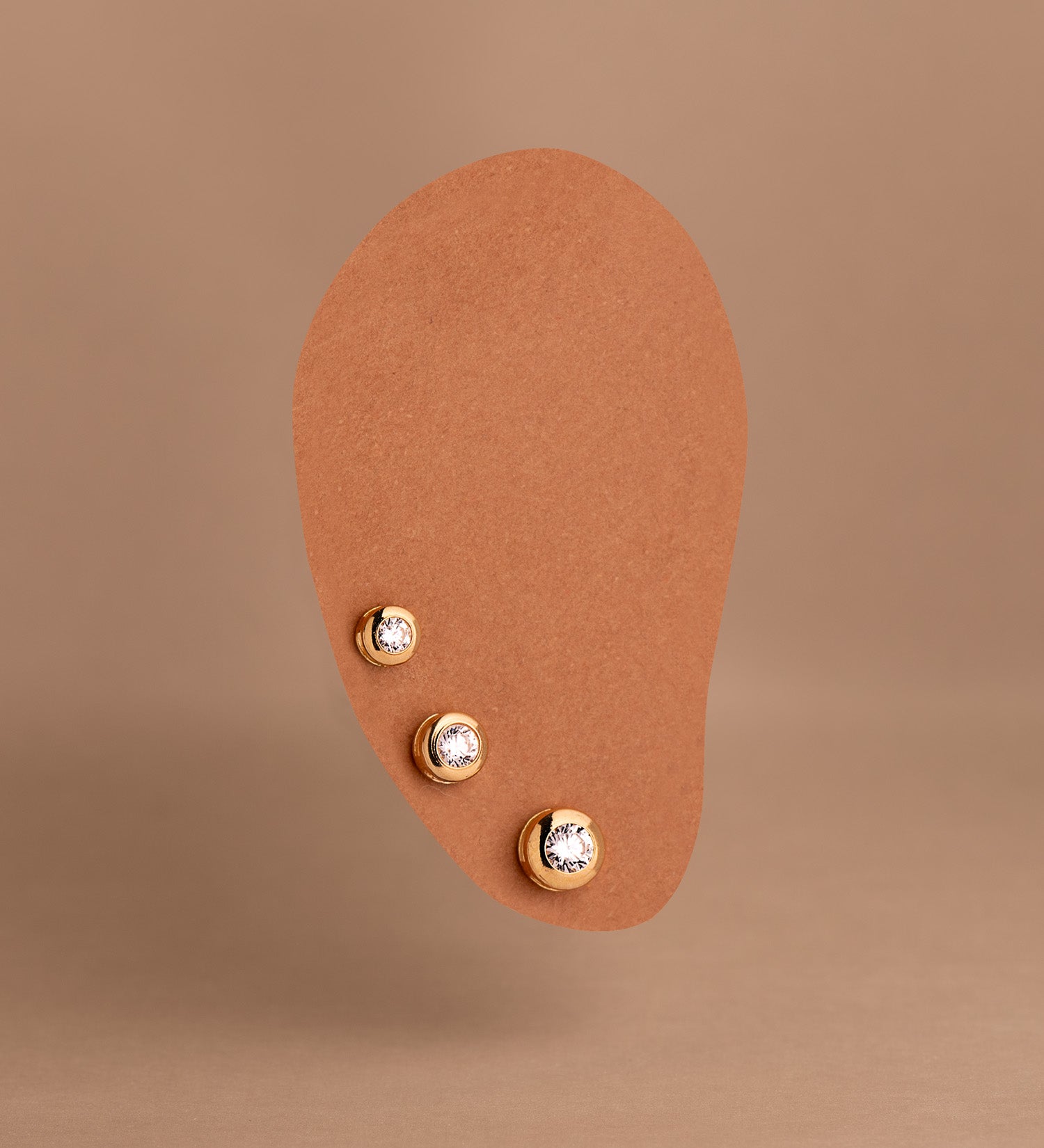 Pendientes Galerie Chaton de Oro Amarillo de 18K con Circonitas Tamaño: 6 mm Cierre de Rosca