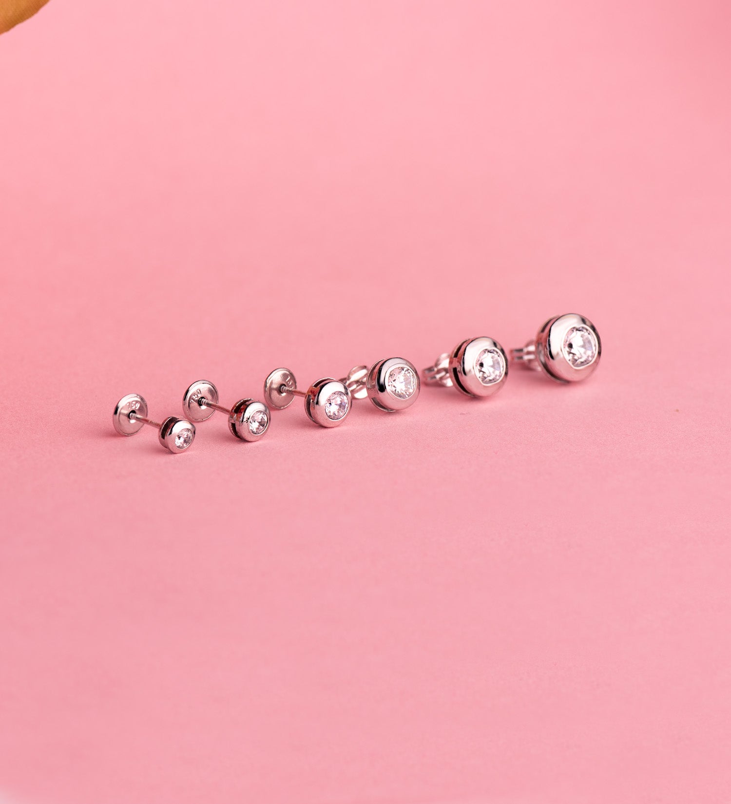 Boucles d'oreilles Or Blanc 18K Galerie Chaton avec Zircon Cubique Taille : 6,5 mm Fermoir Poussettes Papillon