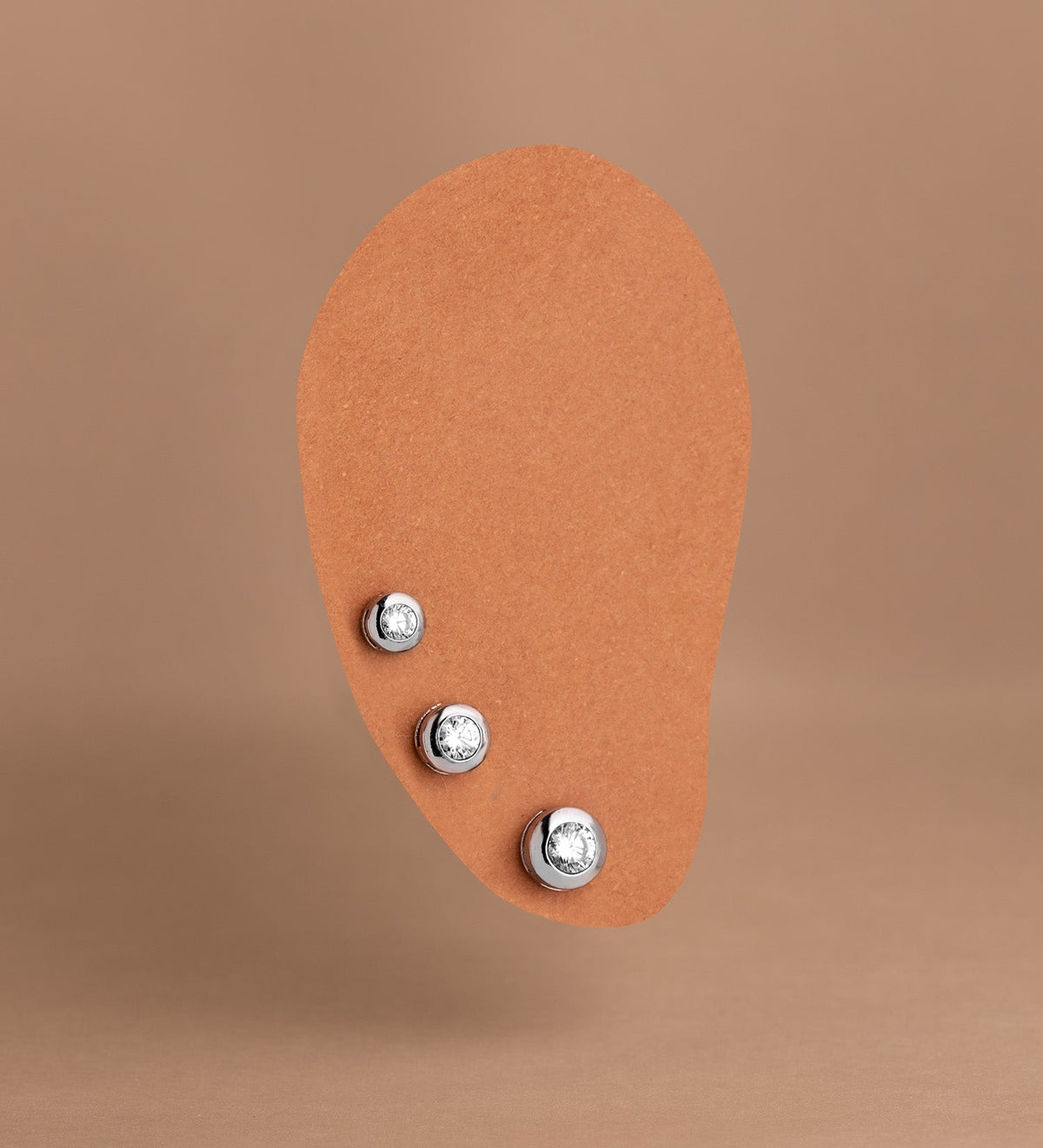 Boucles d'oreilles clous galerie chaton oxyde de zirconium 4 mm – Or 18 carats – Or blanc, vue 2