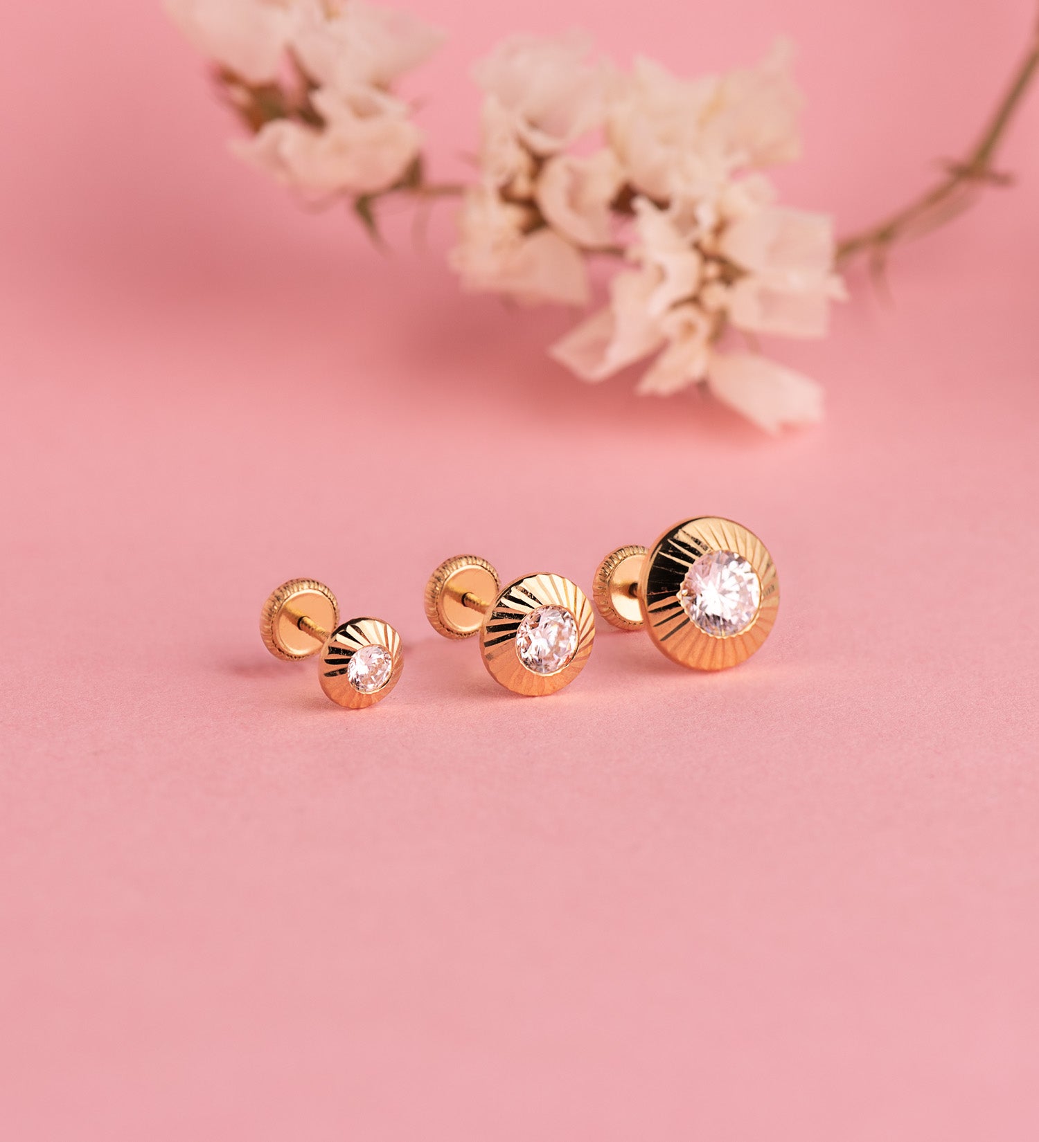Boucles d'oreilles Rondes en Or Jaune 18K avec Zircons Sculptés Taille : 5,5MM Fermoir a Vis