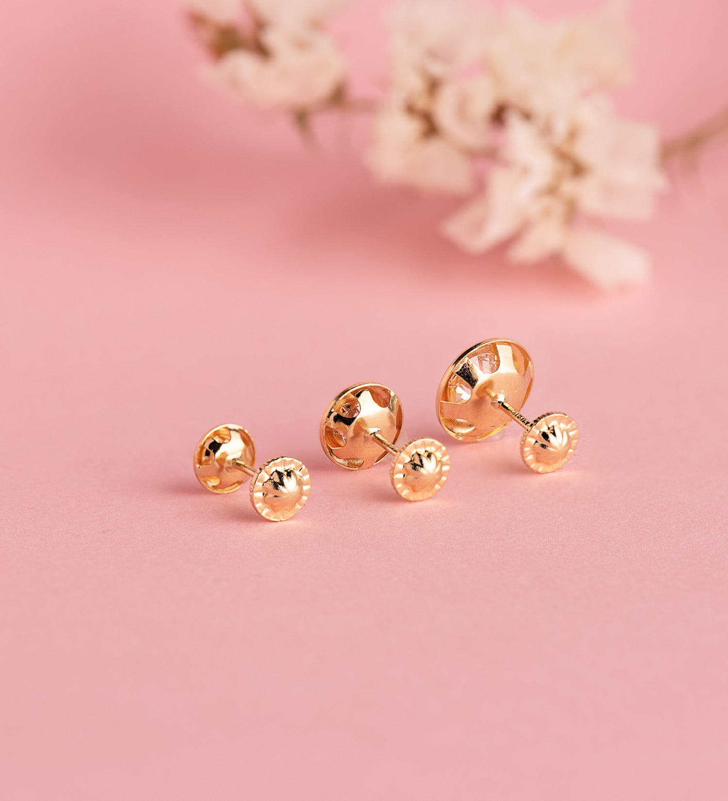 Boucles d'oreilles Rondes en Or Jaune 18K avec Zircons Sculptés Taille : 5,5MM Fermoir a Vis