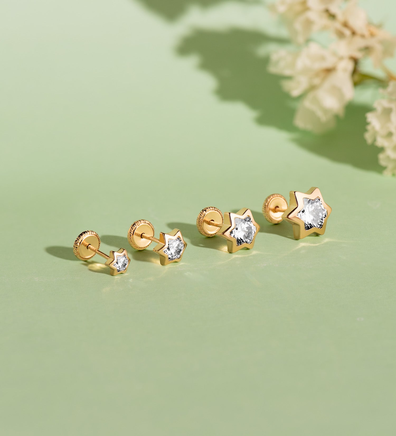 Boucles d'oreilles en Or Jaune 18K Étoile avec Zircon Cubique Taille : 4.5 X 4 mm Fermoir a Vis