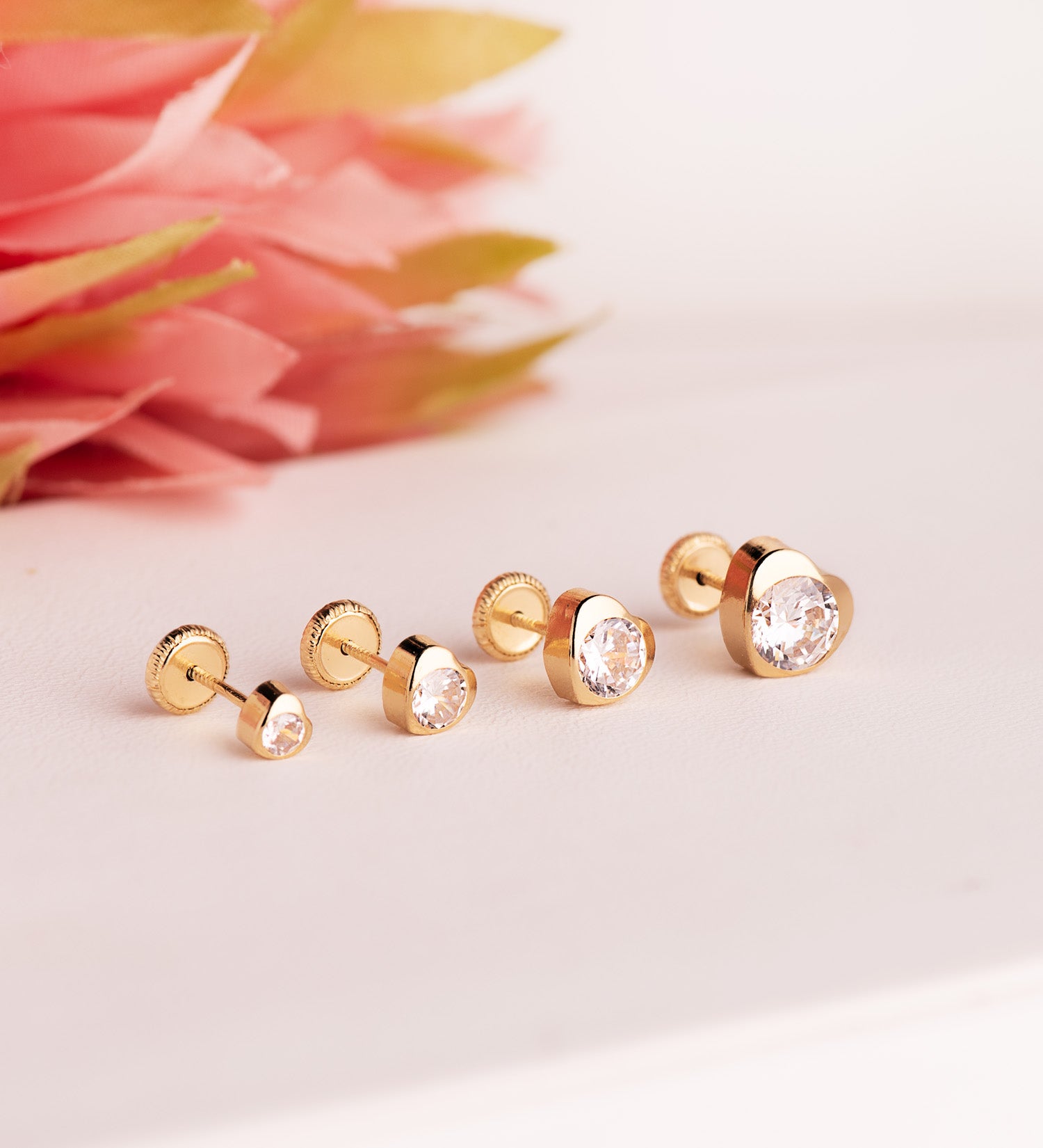 Boucles d'oreilles en Or Jaune 18K avec C?ur et Zircon Taille : 5 X 5 mm Fermoir a Vis