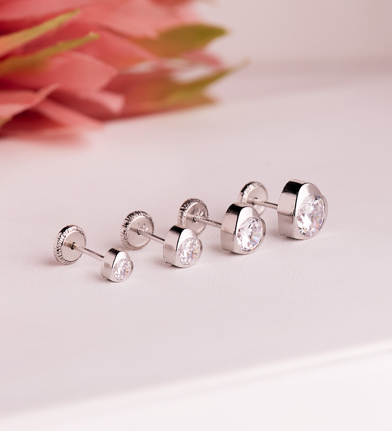 Boucles d'oreilles en Or Blanc 18K avec C?ur et Zircon Taille : 4 X 4 mm Fermoir a Vis