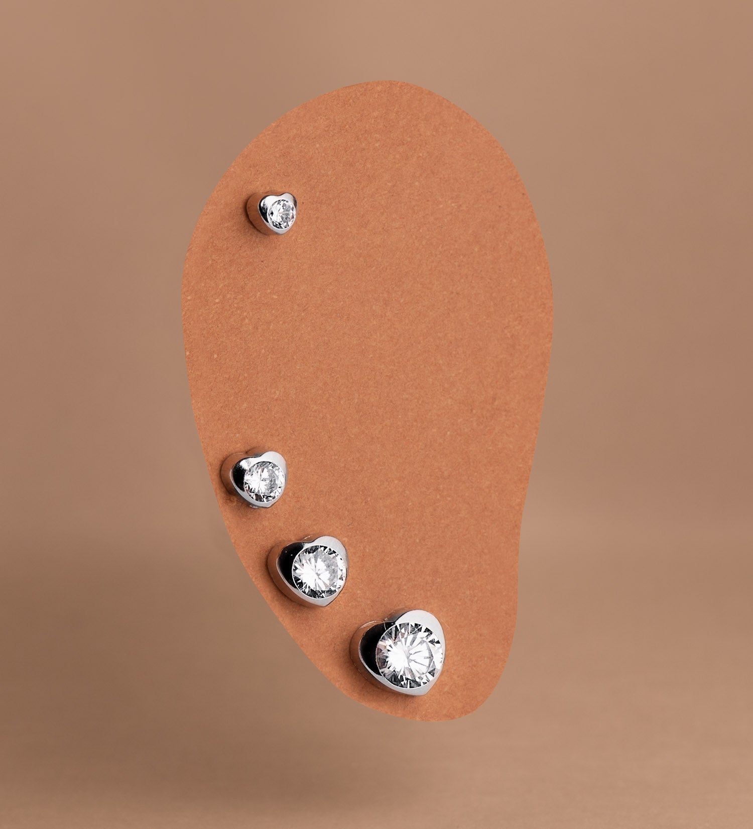 Orecchini in oro bianco 18 carati con cuore e zirconi Dimensioni: 7,5 X 7,5 mm Chiusura a farfalla