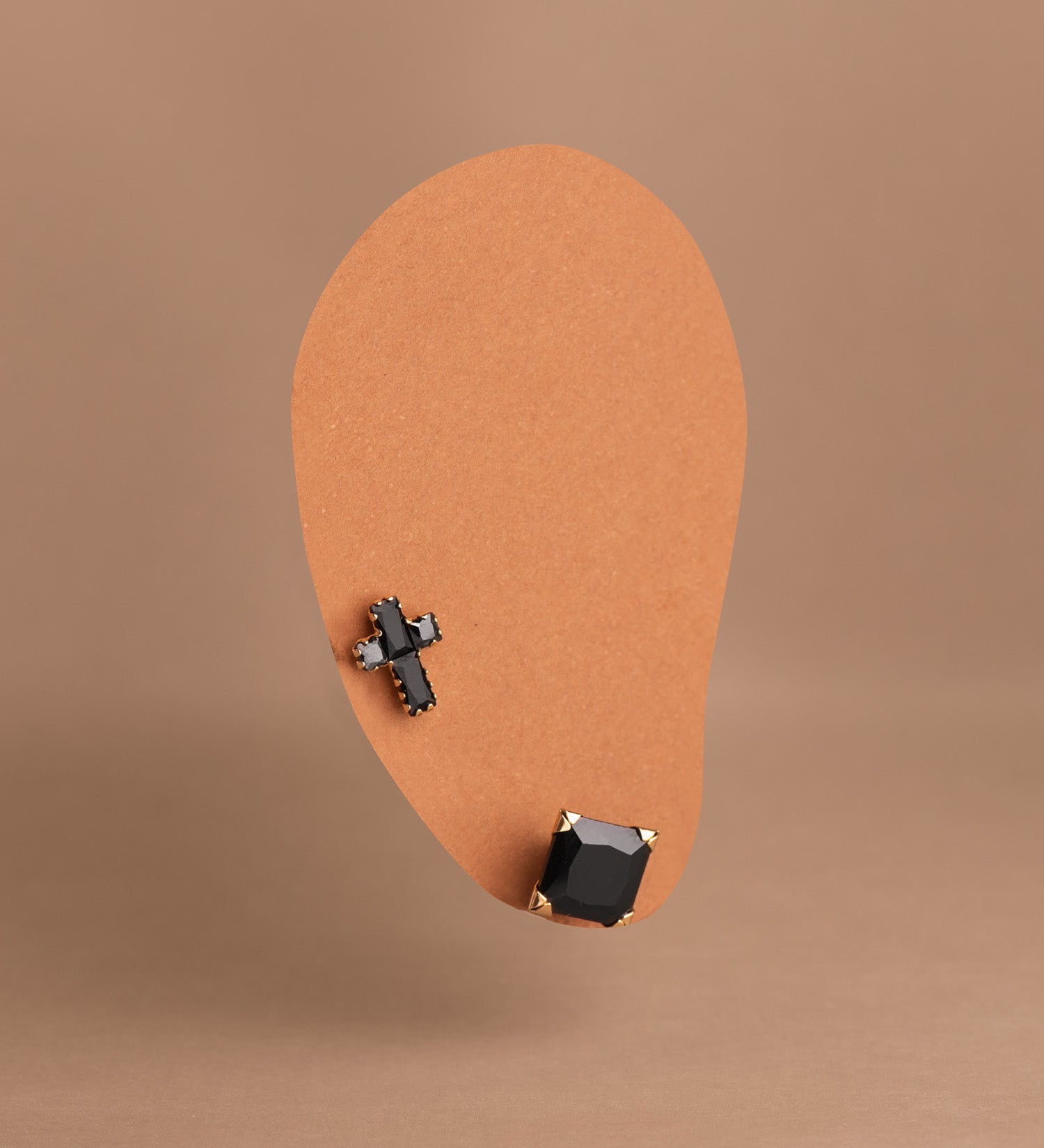 Boucles d'oreilles Or Jaune 18K Zirconia Noir Carré avec 4 Griffes Largeur : 7MM Fermoir Poussettes Papillon