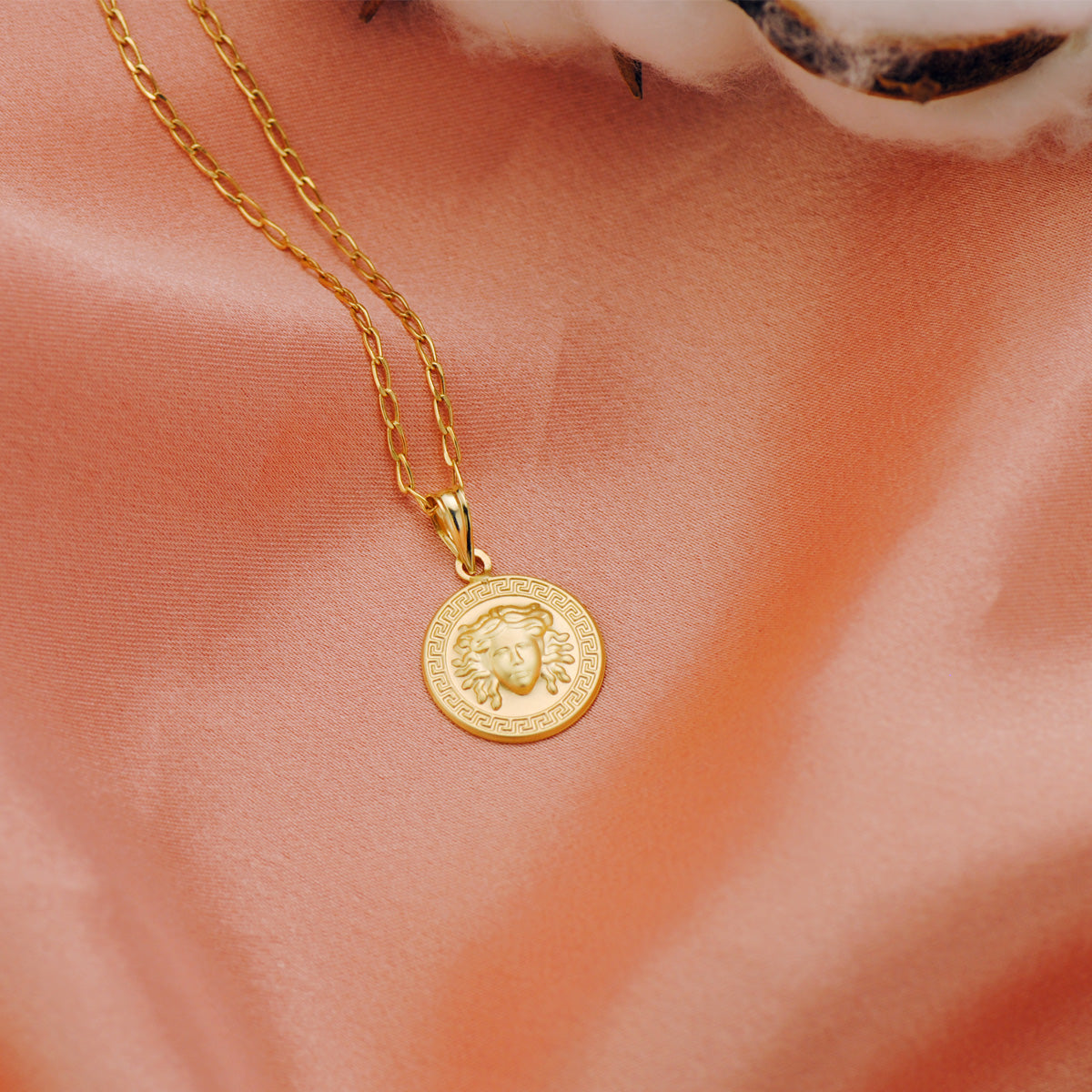 18K gult gull gresk motiv omgitt Medusa anheng 15MM