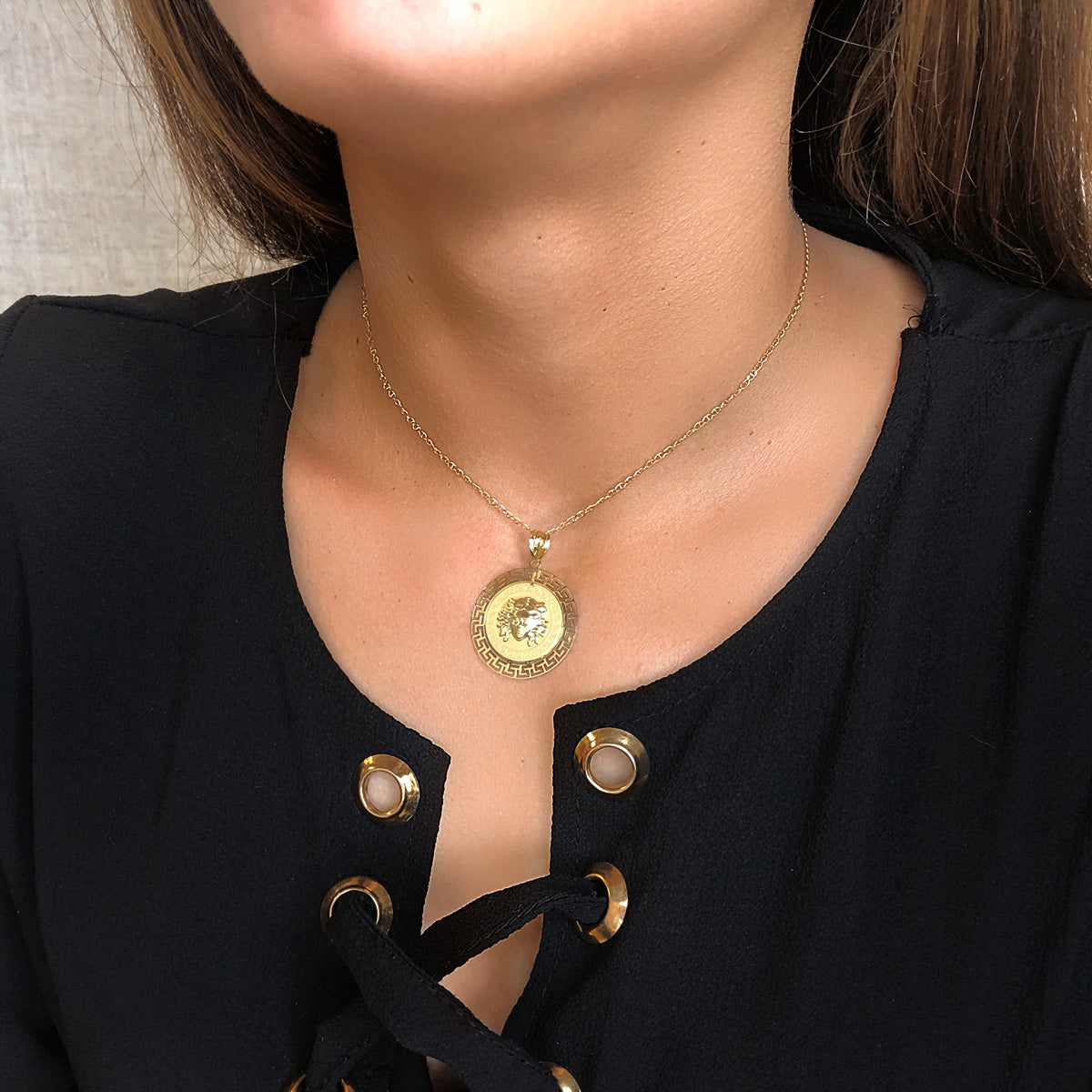 18K Pendentif Meduse Entouré Dun Motif Greca en Or Jaune 20MM