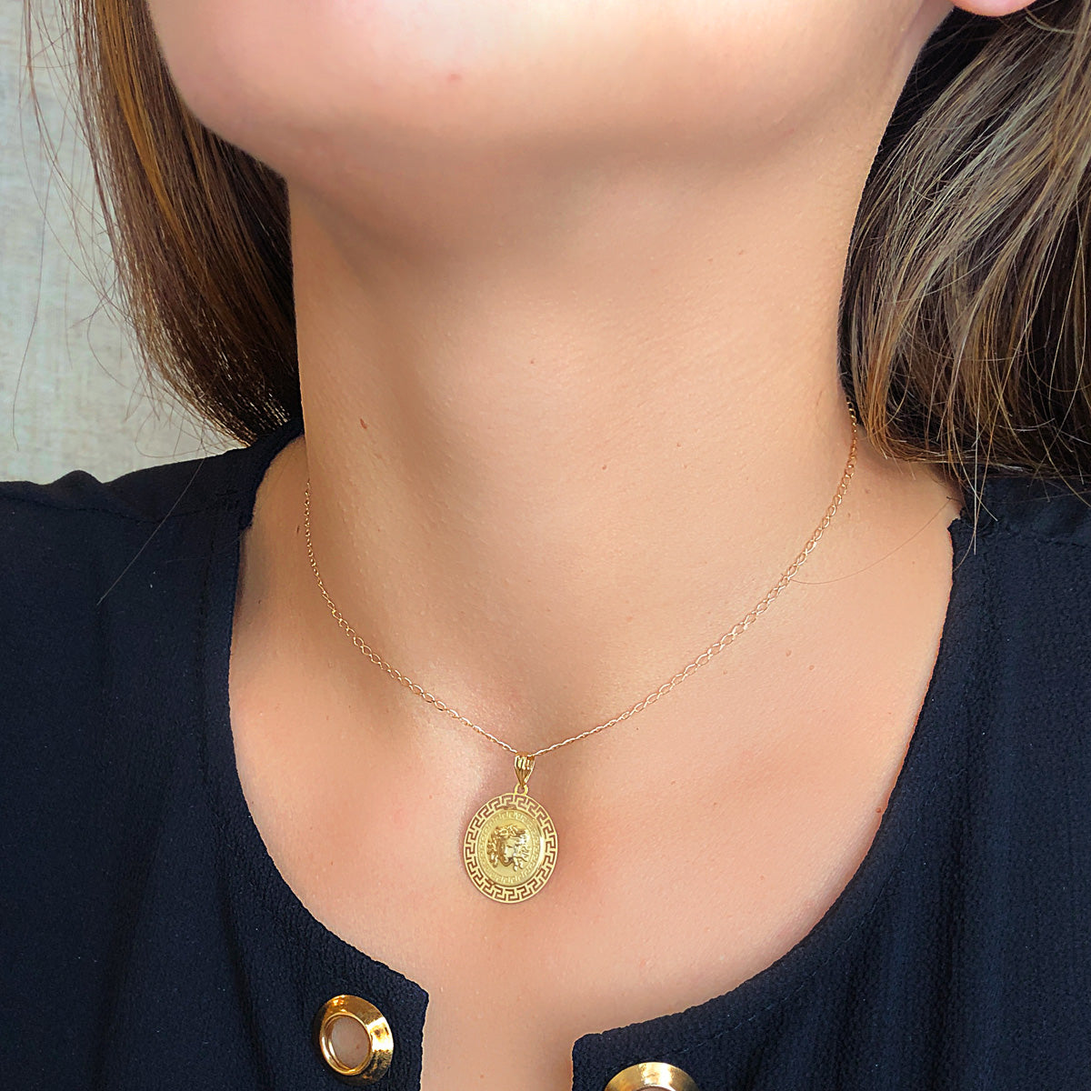 18K Pendentif Meduse Entouré Dun Motif Greca en Or Jaune 27 mm