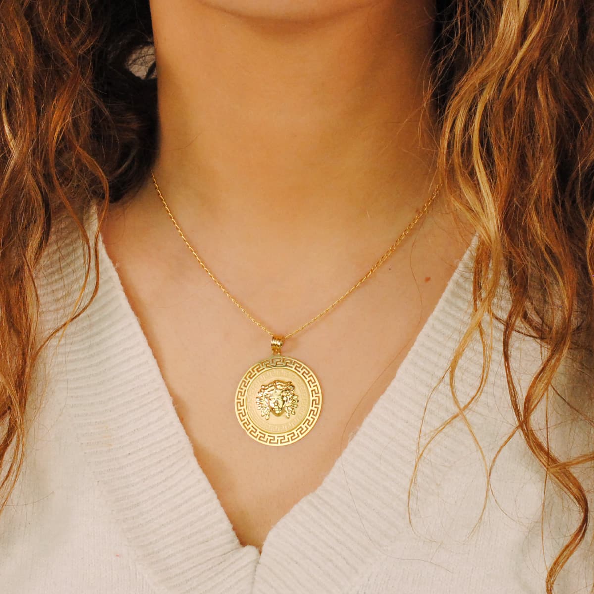 18K Pendentif Meduse Entouré Dun Motif Greca en Or Jaune 33MM