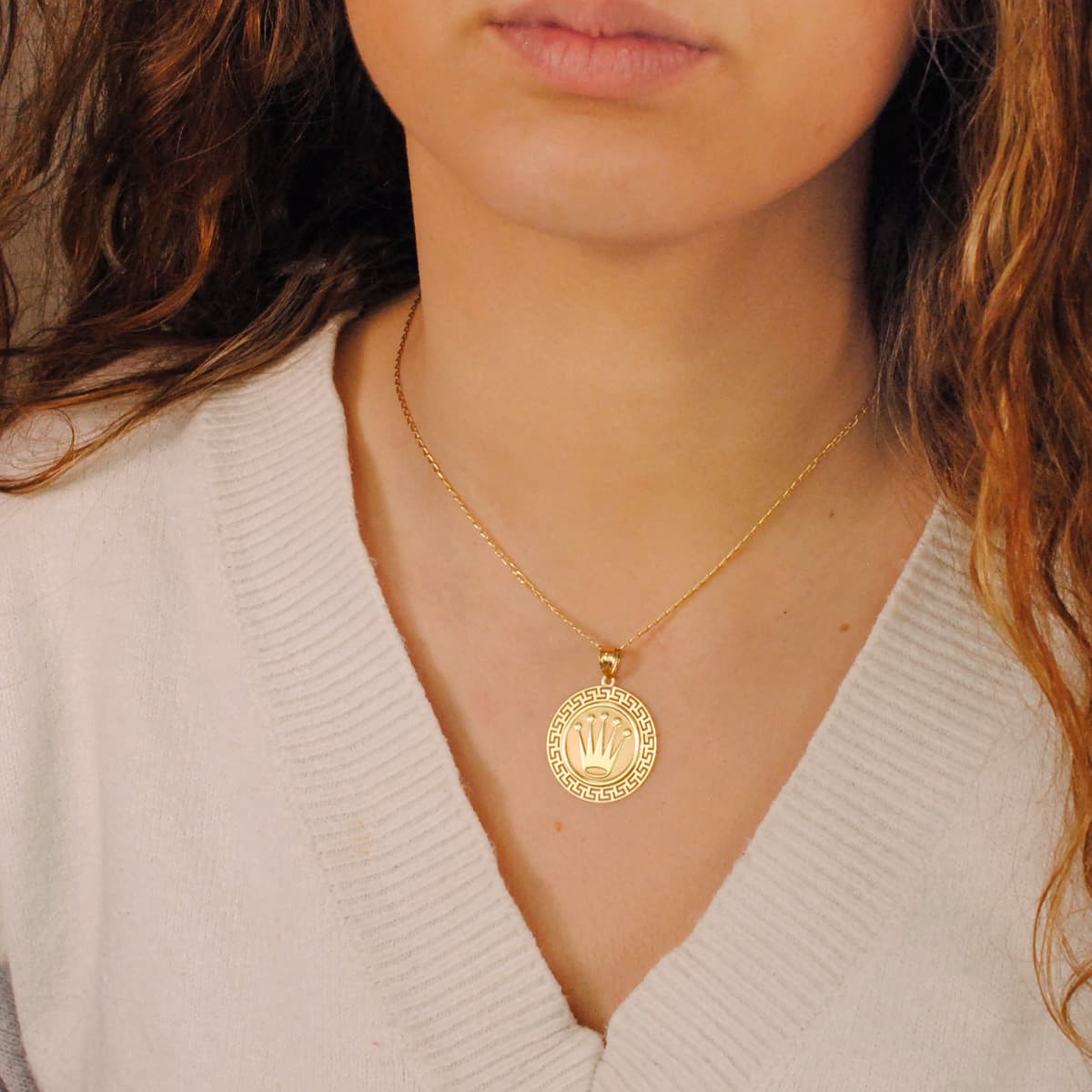18K Pendentif Couronne Entouré Dun Motif Greca en Or Jaune 27 mm