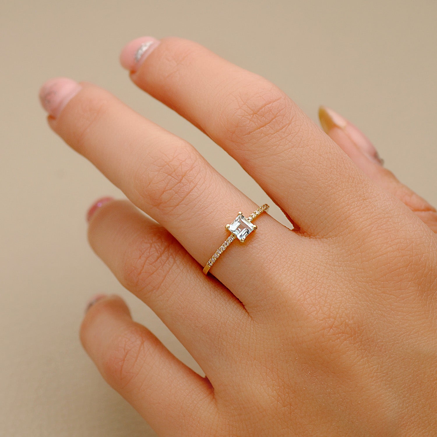 Inel din aur galben de 18K 14 diamante 0070 Qts G-VS2 Acvamarin 4X4 mm Latime 1 mm