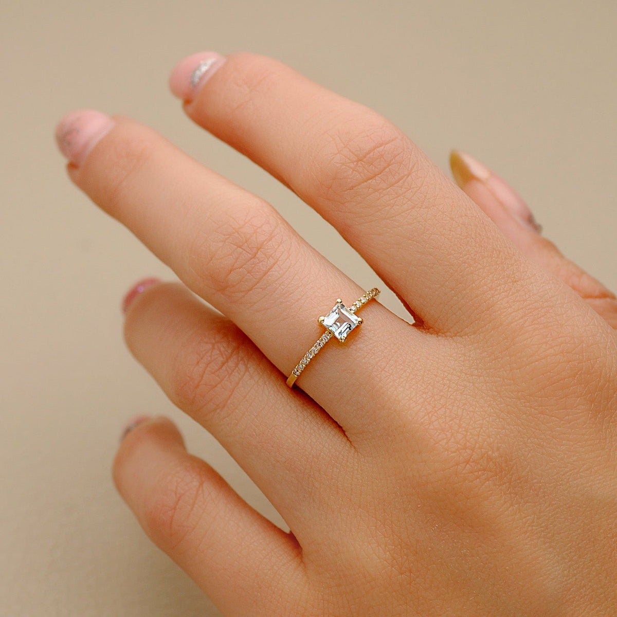 Bague solitaire pierre carrée 4x4 mm et 14 diamants – Or jaune 18 carats – Aigue-marine, vue 2