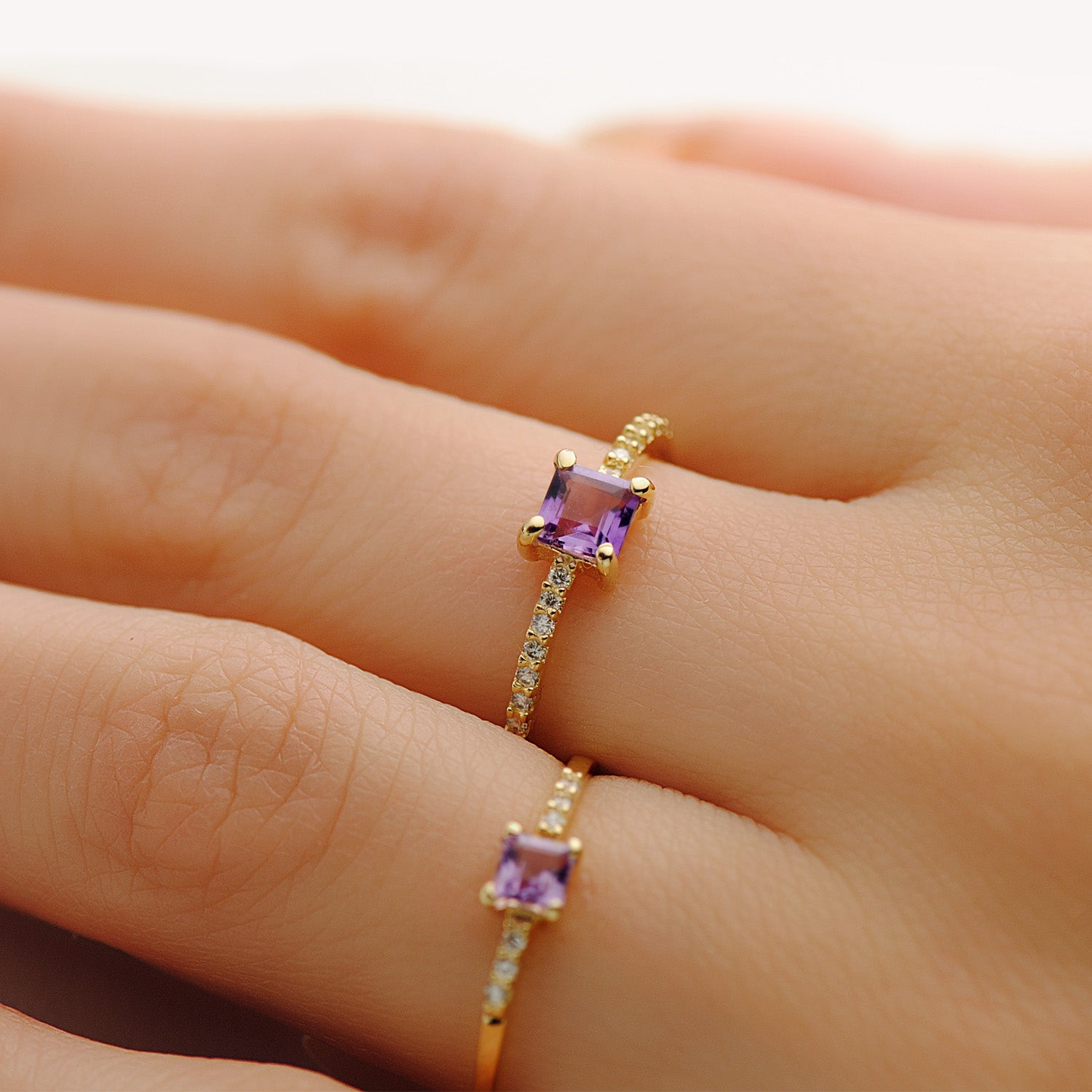 18K gul guldring 14 diamanter 0070 Qts G-VS2 Ametyst 4X4 mm Krop 1 mm