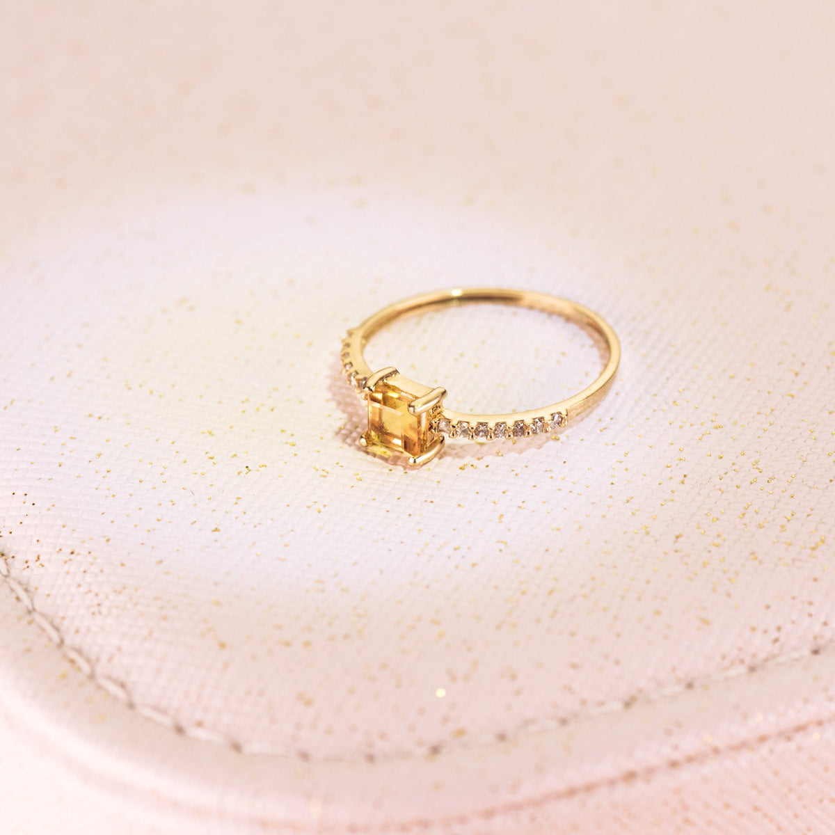 Bague solitaire pierre carrée 4x4 mm et 14 diamants – Or jaune 18 carats – Citrine, vue 2