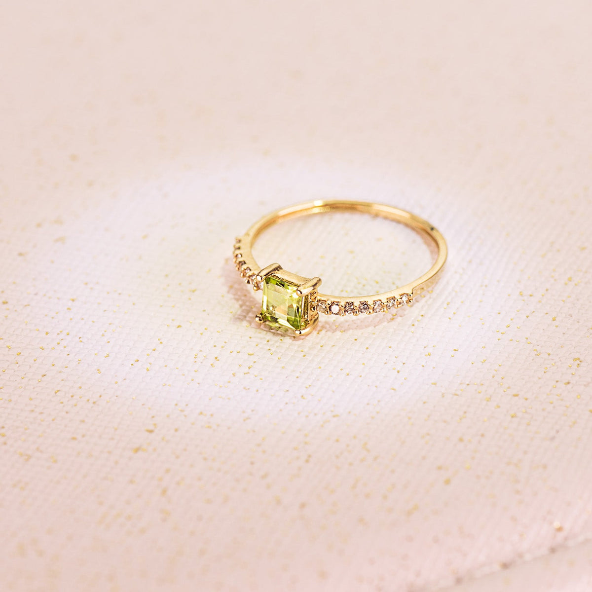 Bague solitaire pierre carrée 4x4 mm et 14 diamants – Or jaune 18 carats – Péridot, vue 2