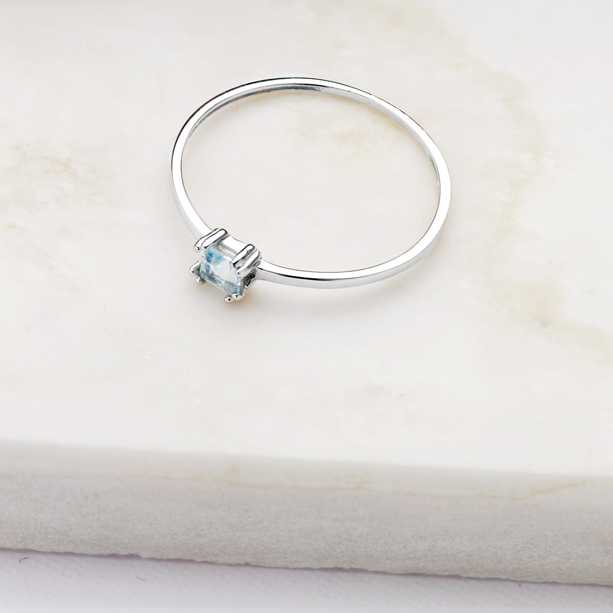 18K Vitguld Akvamarin Ring 4X3 mm