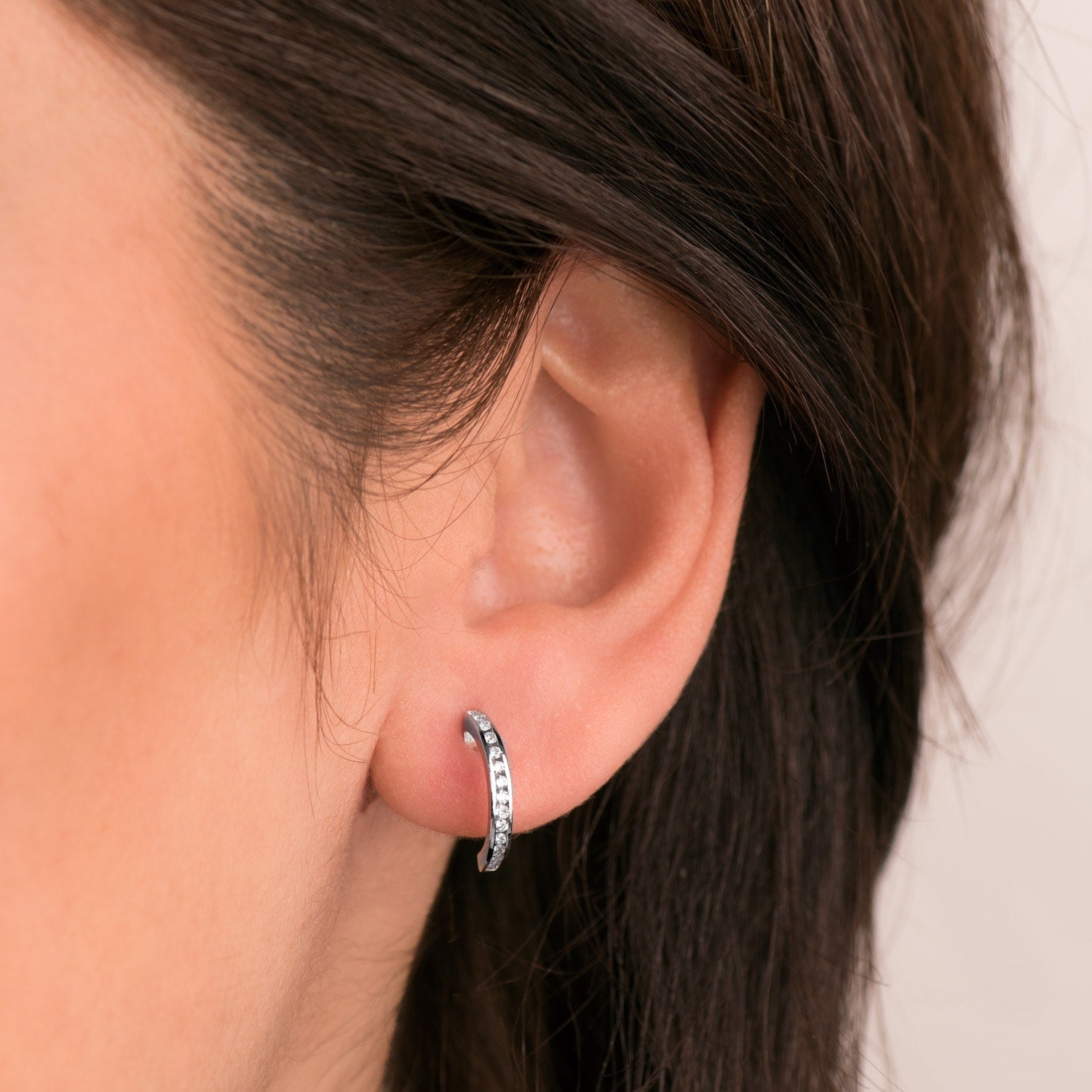 Boucles d'oreilles Ouvertes en Or Blanc 18K avec 28 Diamants de Laboratoire 0.225 Cts VS2-G Hauteur : 13 X 1.5 mm Fermoir Poussettes Papillon