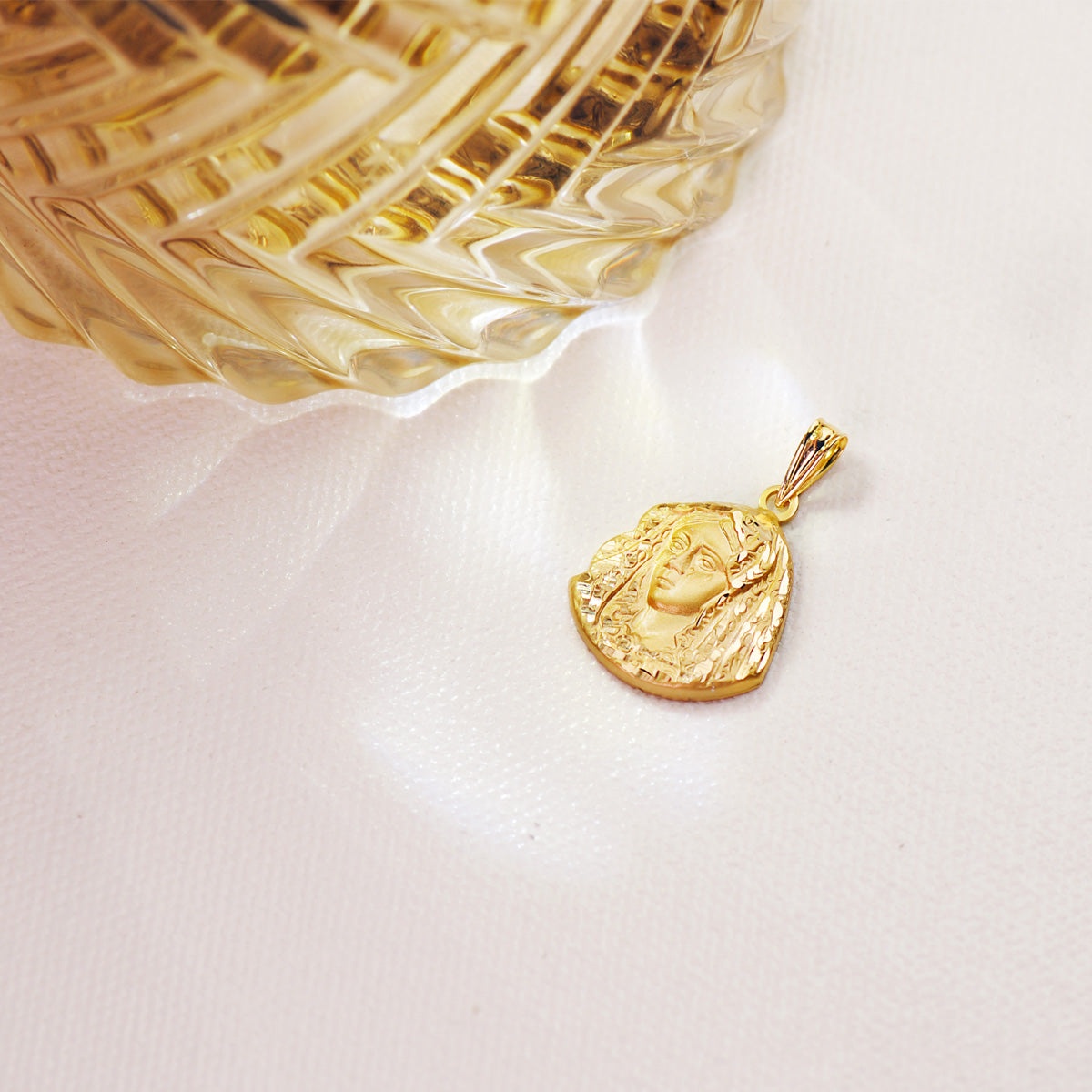 18K Virgin Macarena Pendel 20X17 mm