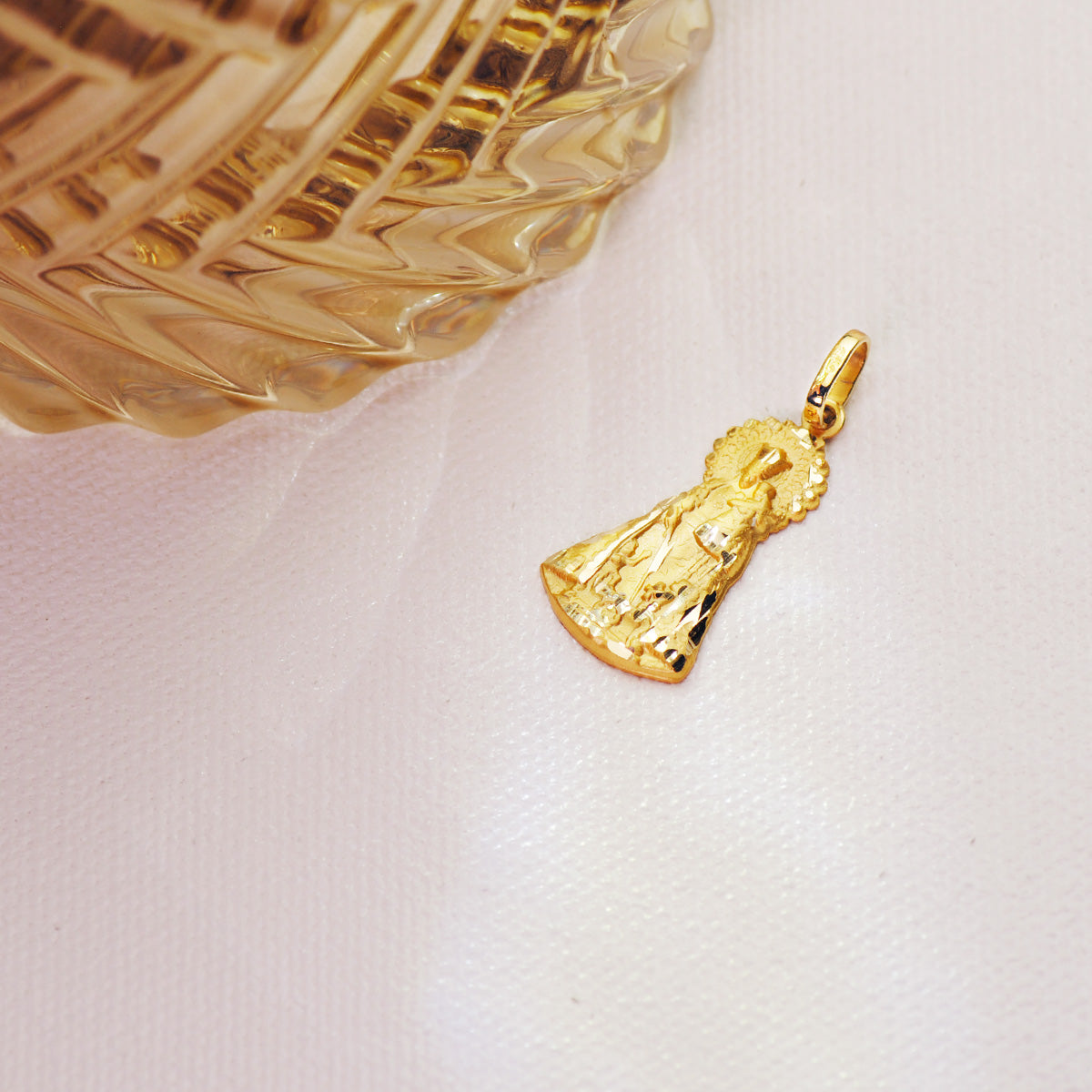Médaille Silhouette Vierge du Serviable Or Jaune 18K 23X13 mm