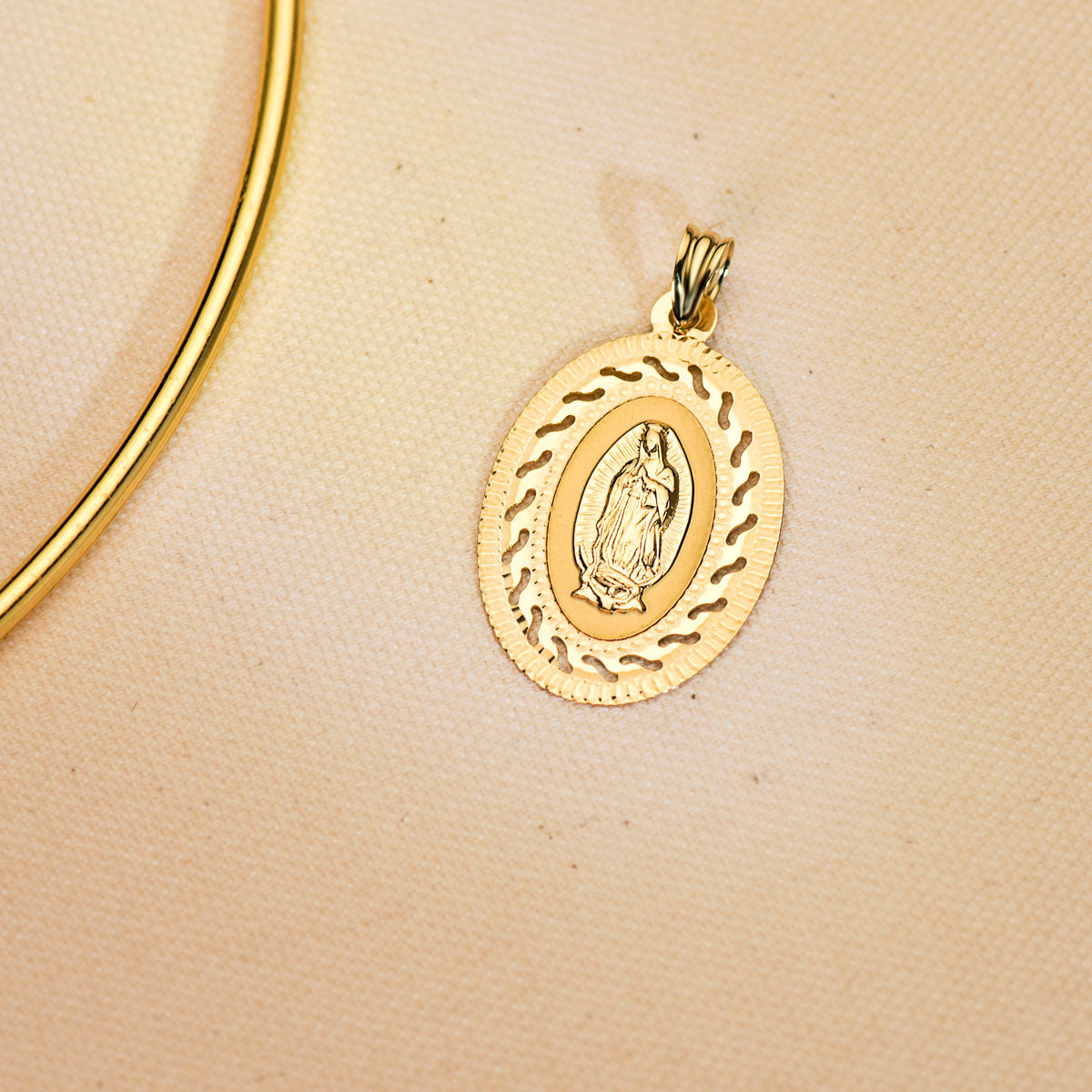 18K áttört érem Guadalupe-i Boldogasszony 34X22MM