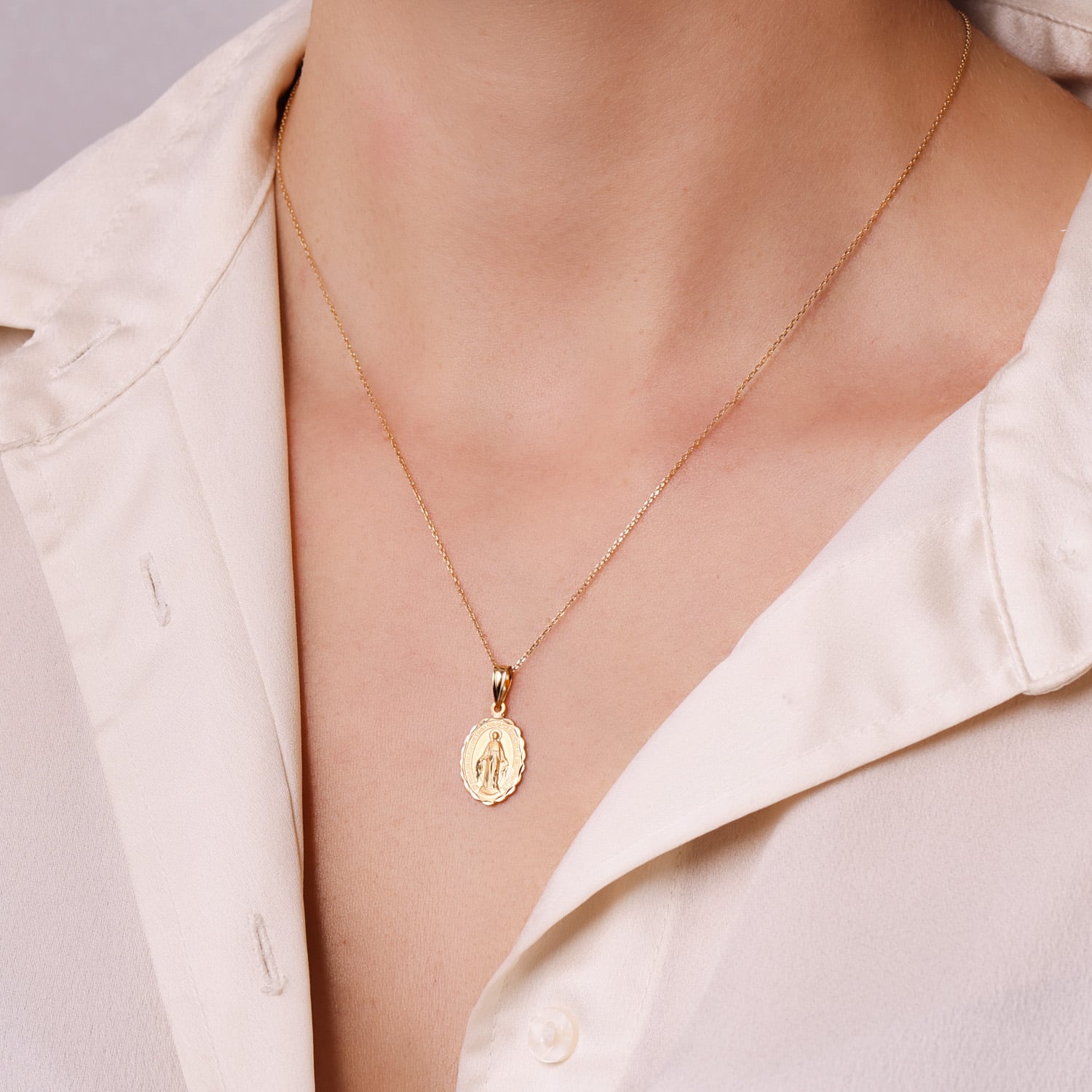 18K Médaille Ovale Facettée Vierge Miraculeuse 15X11MM