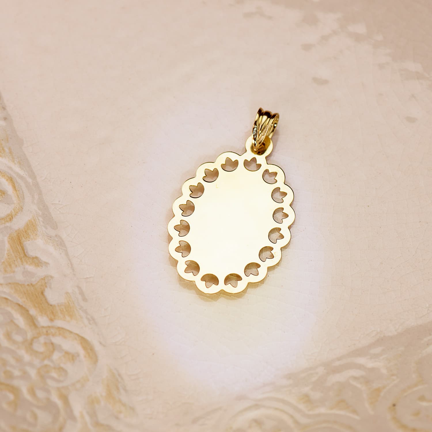 18K gennembrudt medalje Vor Frue af Mirakuløse 34X22 mm