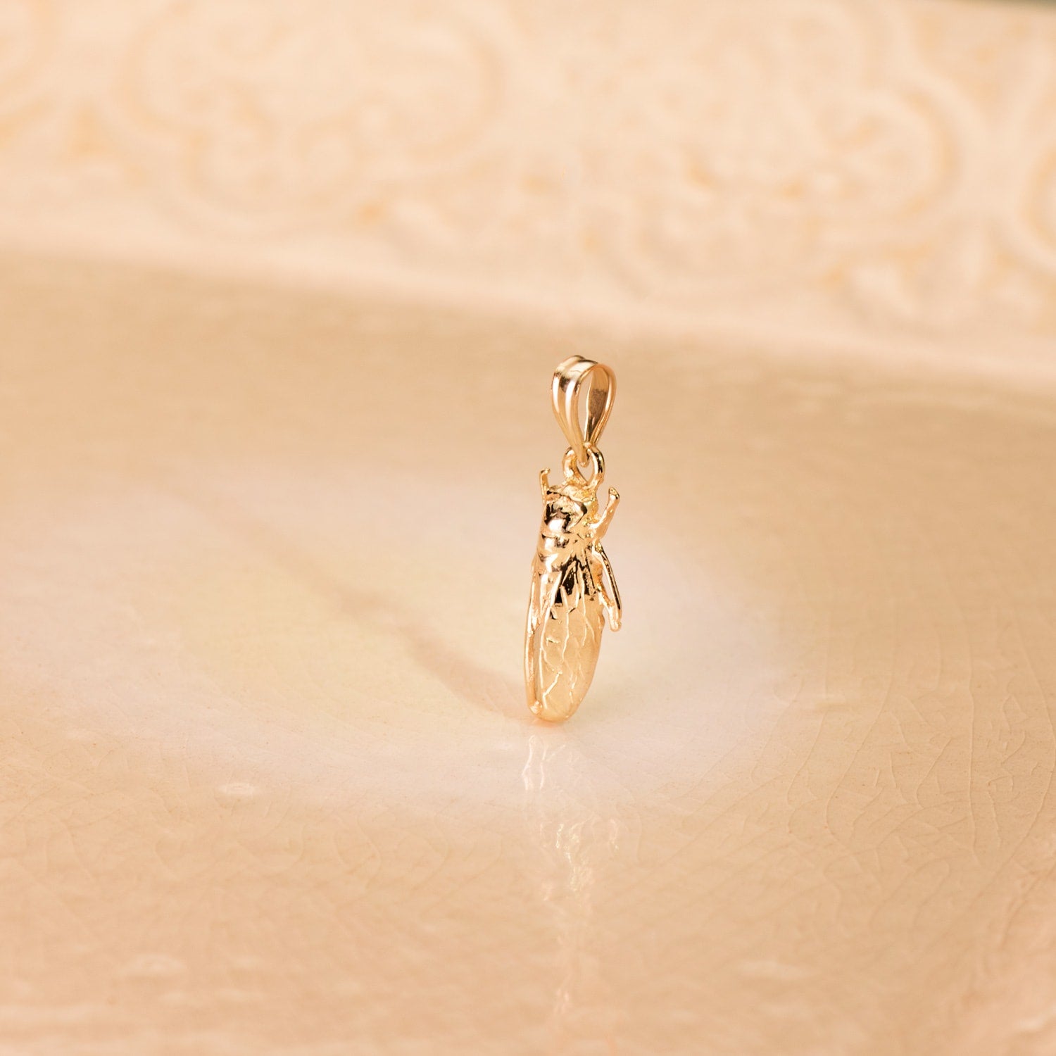 Přívěsek Camargue Cicada z 18K žlutého zlata 19 X 9 mm