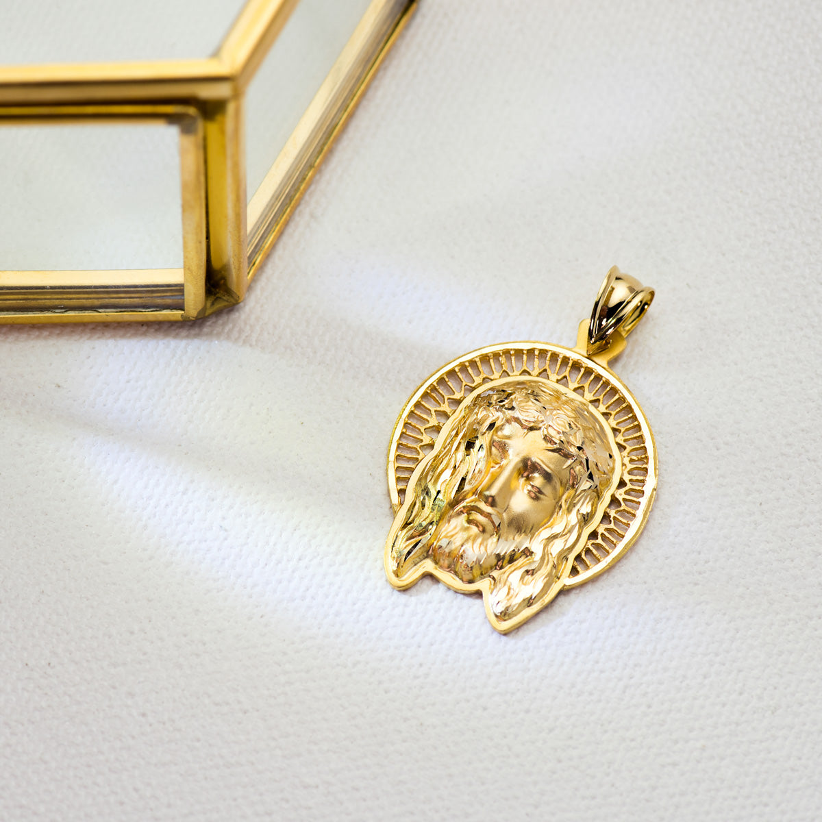 18K Halolu İsa Kolye 29X25MM