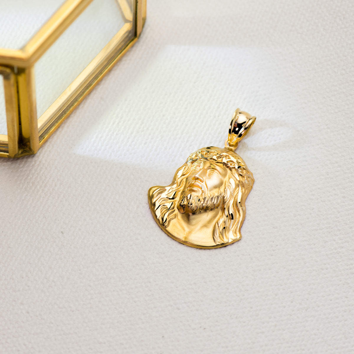 Sagrada Face de Cristo em Ouro Amarelo 9K 27X22 mm