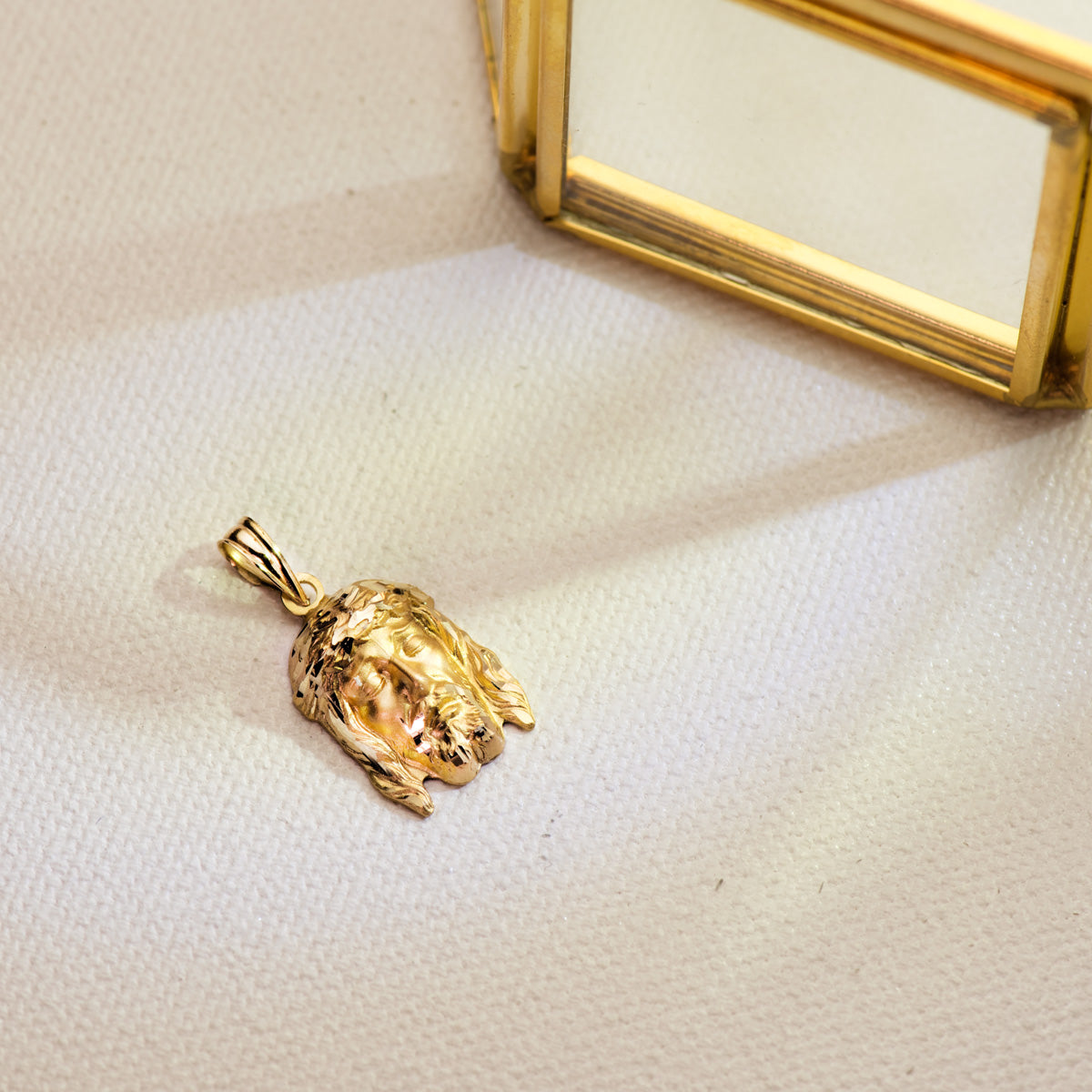Pendentif Christ de la Bonne Mort Poinçonné Or Jaune 18K 19X12 mm