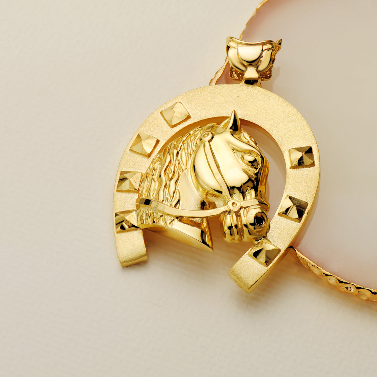 18K Pendentif Fer à Cheval avec Cheval 50X44 mm