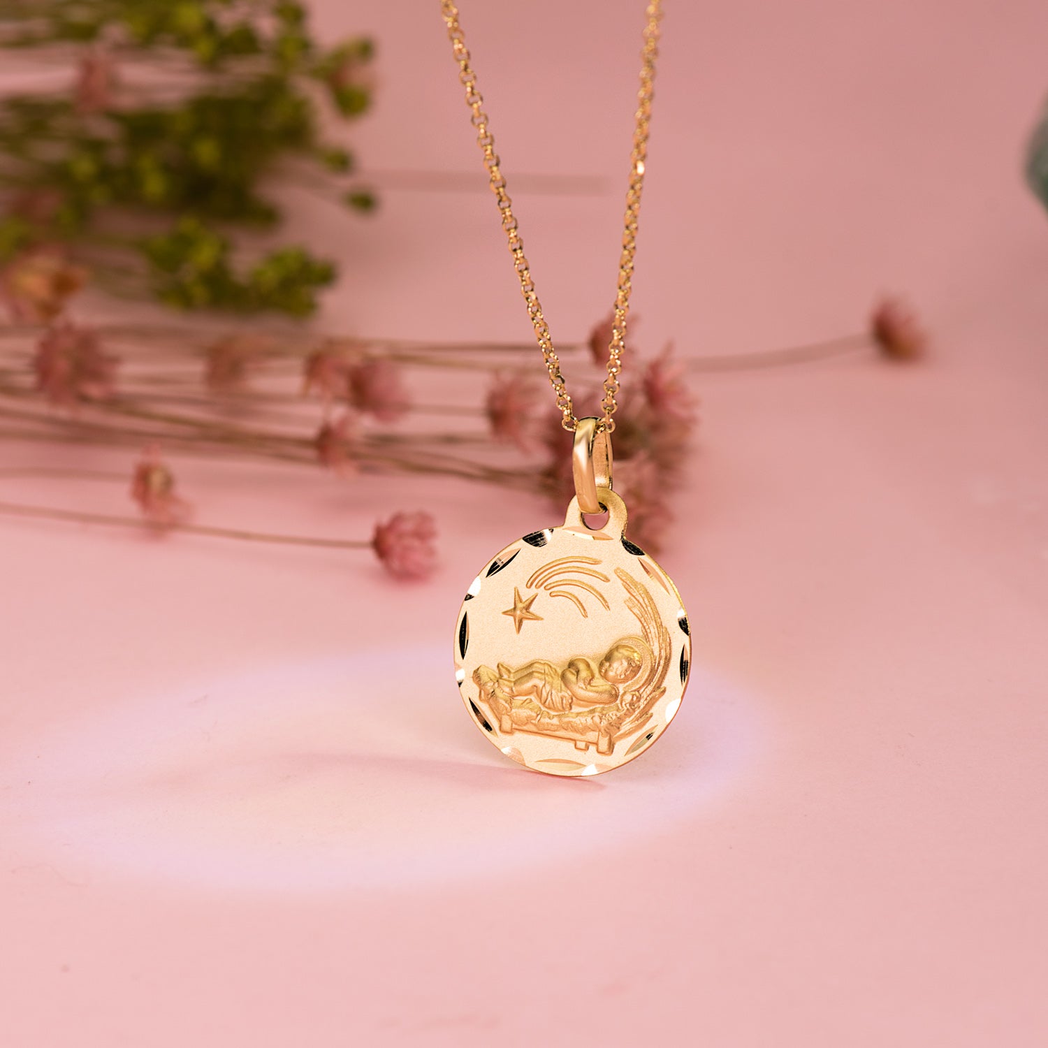 18K Médaille Or Jaune Enfant Jésus Dans la Crêche 16 mm
