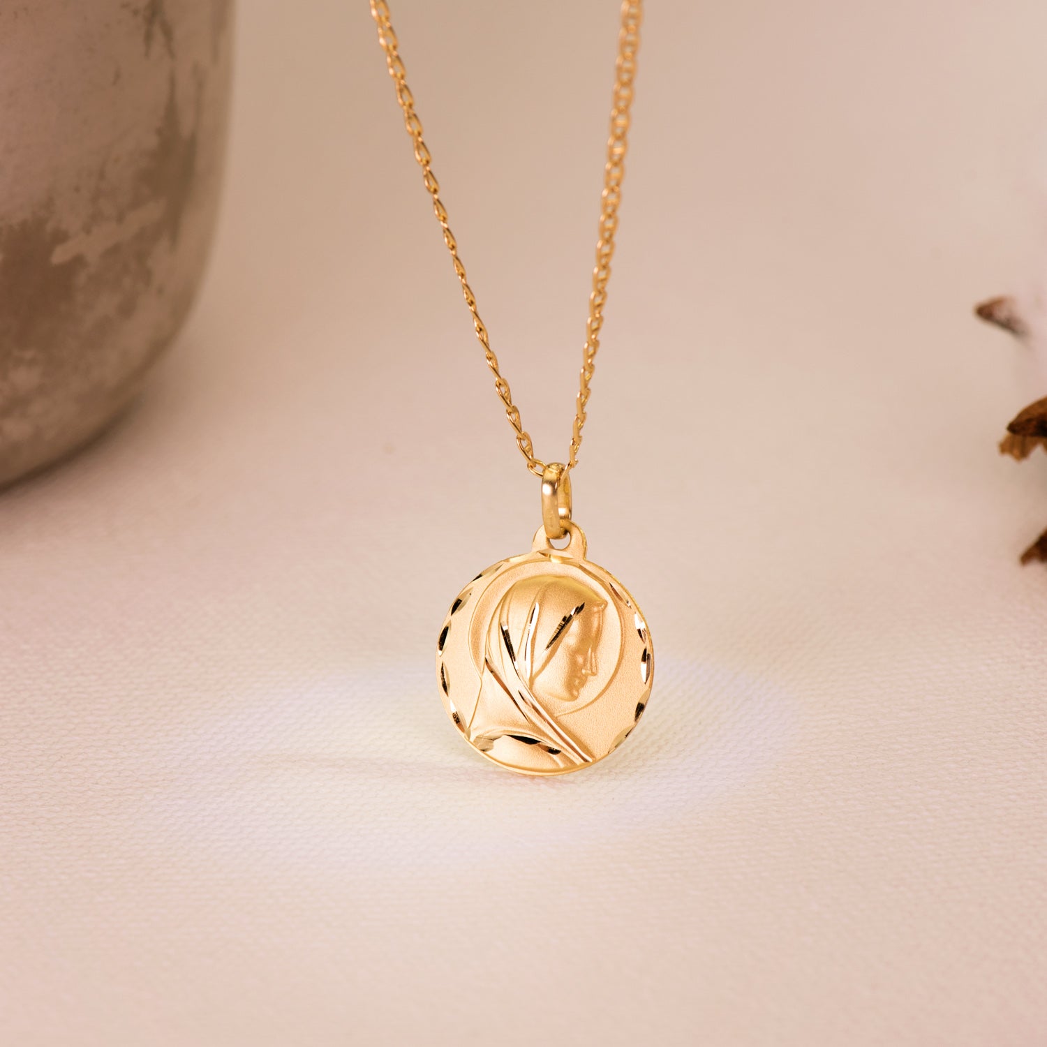 18K Médaille Vierge Marie au Voile 18 mm