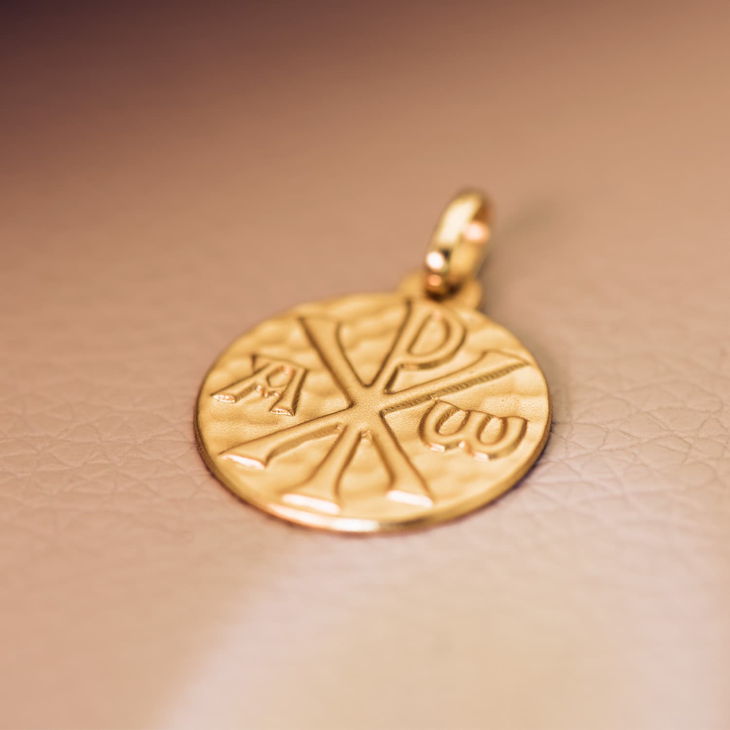 18K Médaille Symbole du Chrisme Martele en Or Jaune 18MM