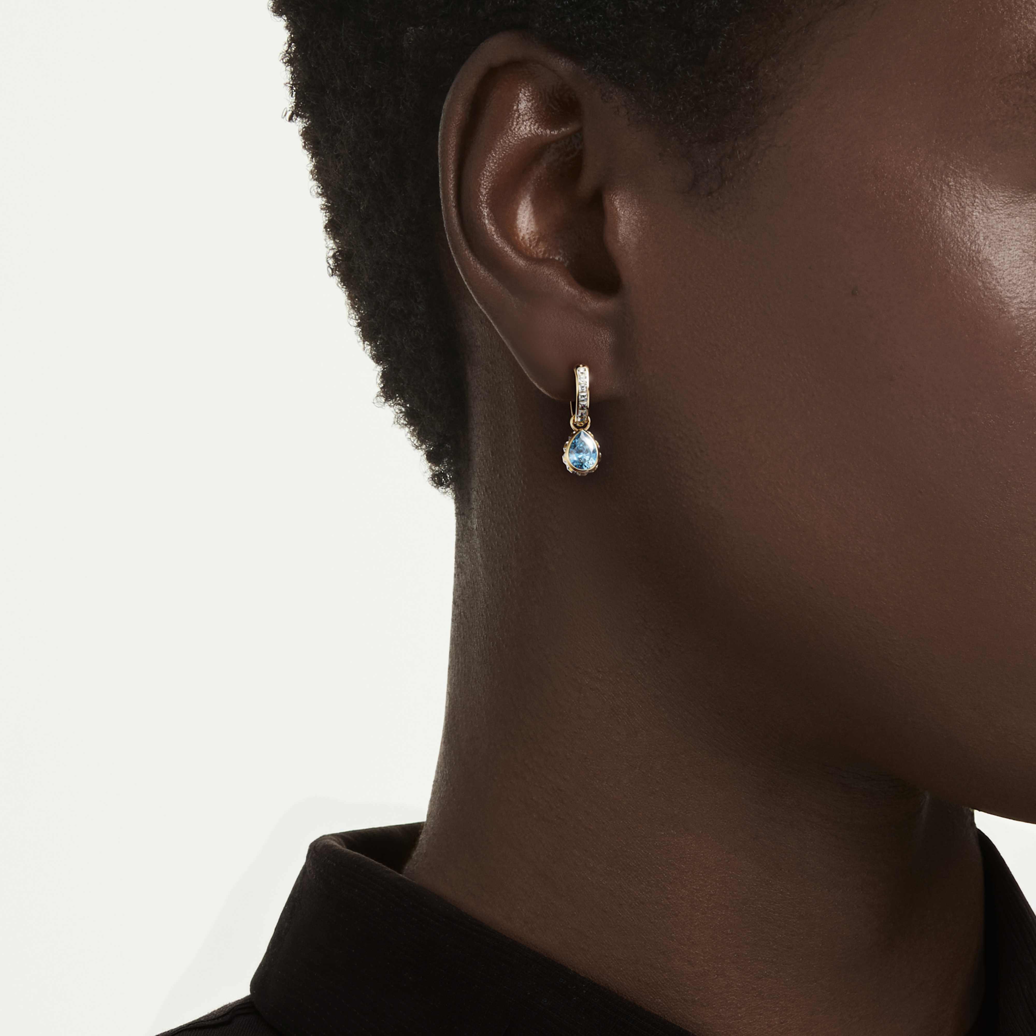 Boucles d'oreilles Swarovski - Chroma - Poire - Bleu & Doré sur un mannequin