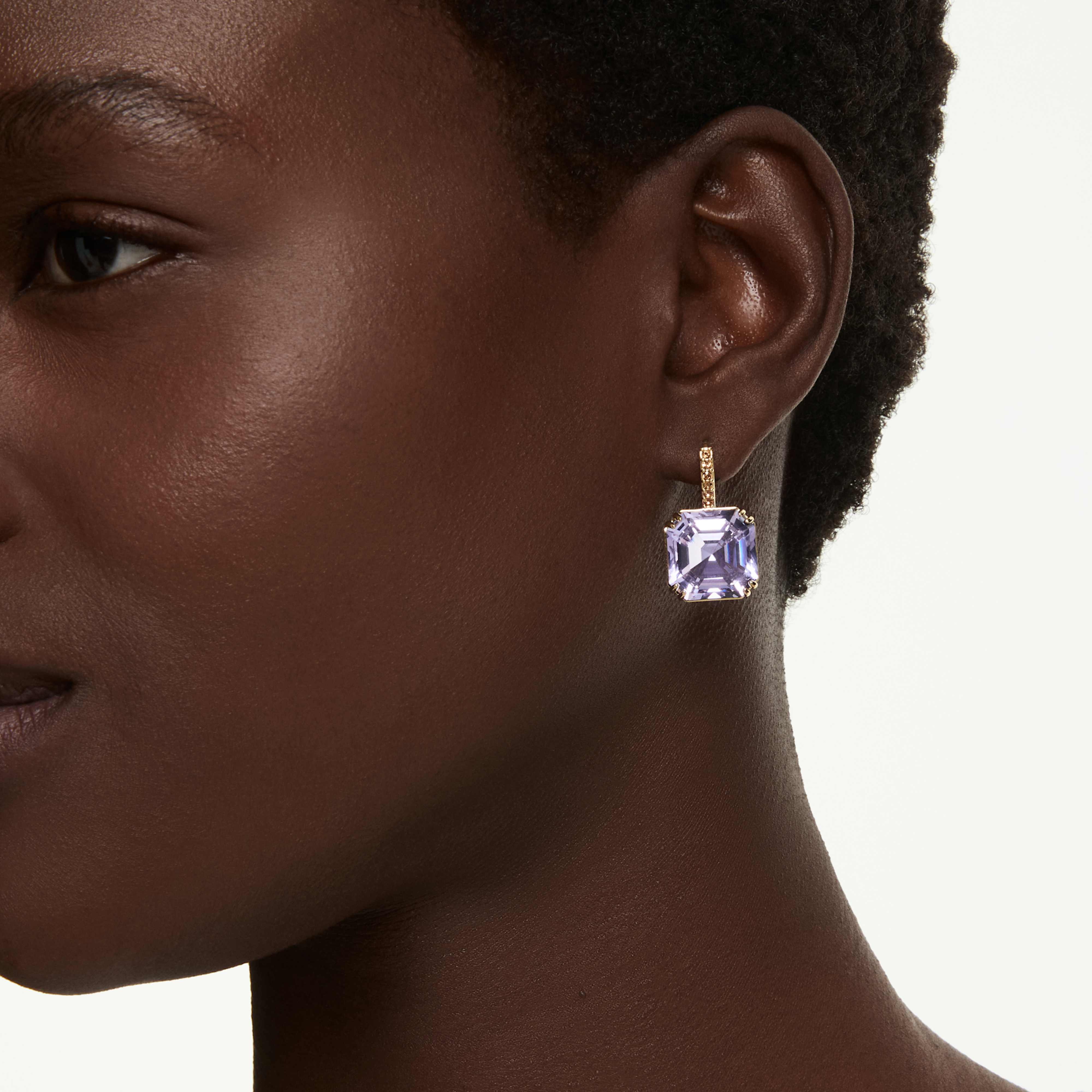 Boucles d'oreilles Swarovski - Millenia - Carré - Violet & Doré sur un mannequin