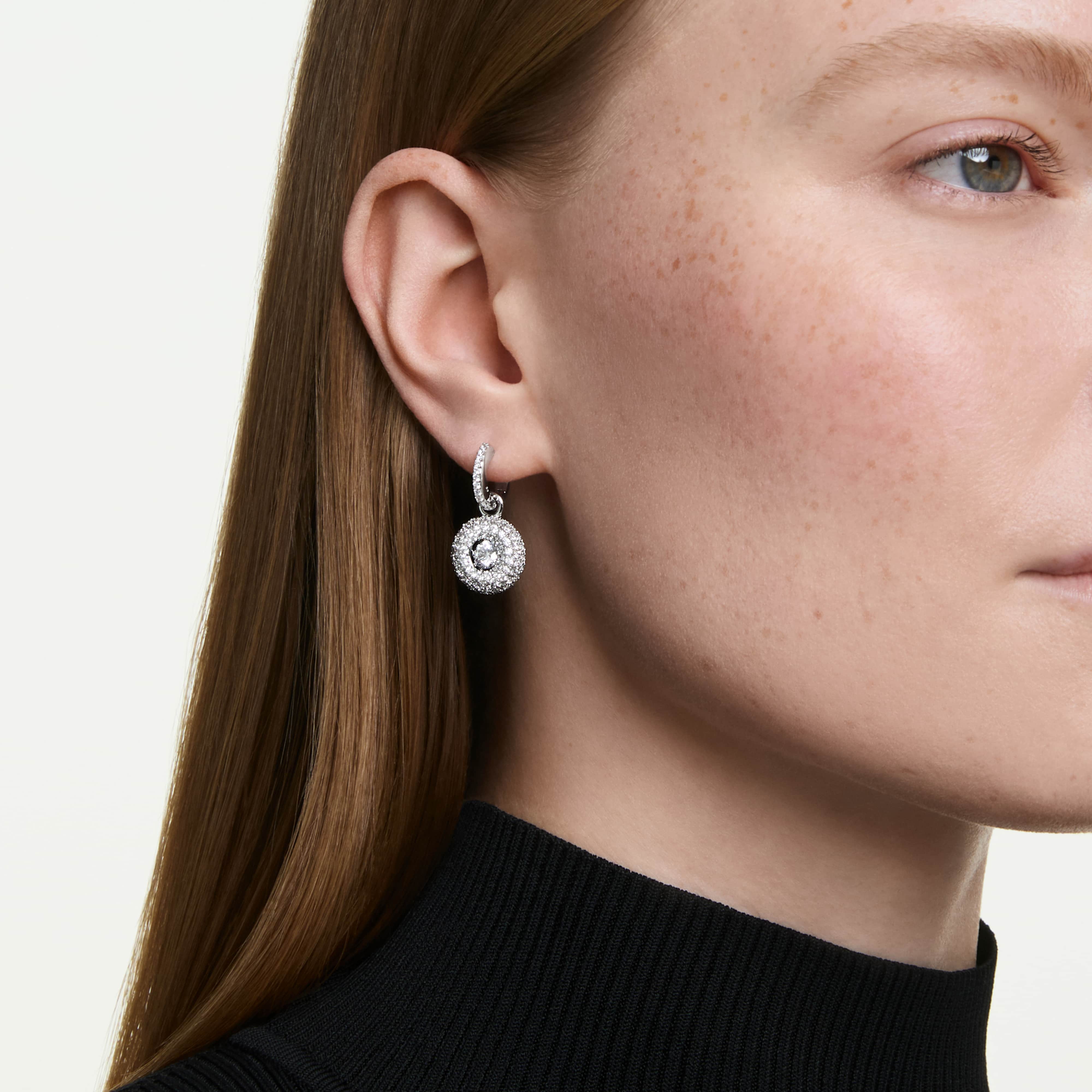 Boucles d'oreilles Swarovski - Sublima Glam - Blanc & Argenté sur un mannequin