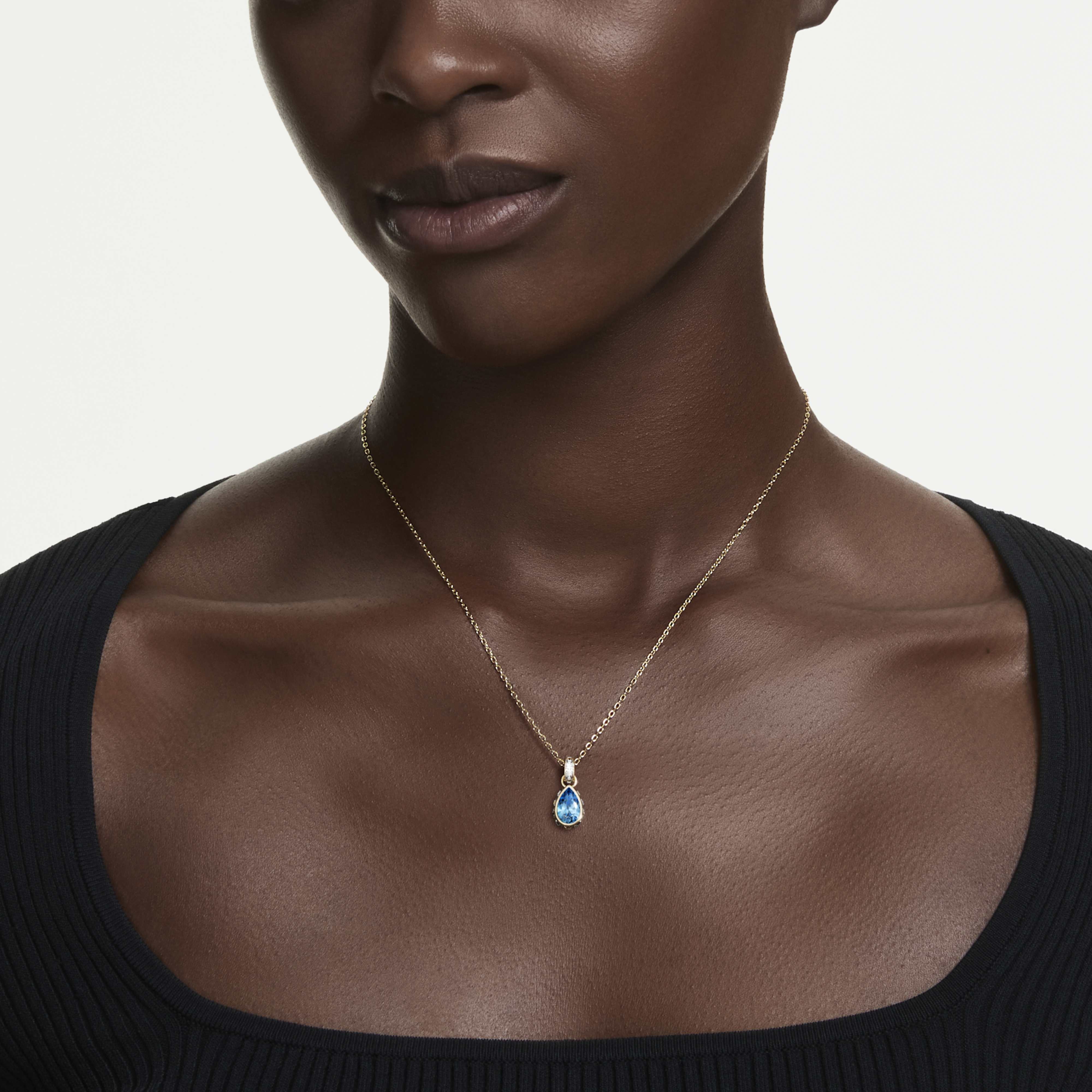 Pendentif Swarovski - Chroma - Poire - Bleu & Doré sur un mannequin