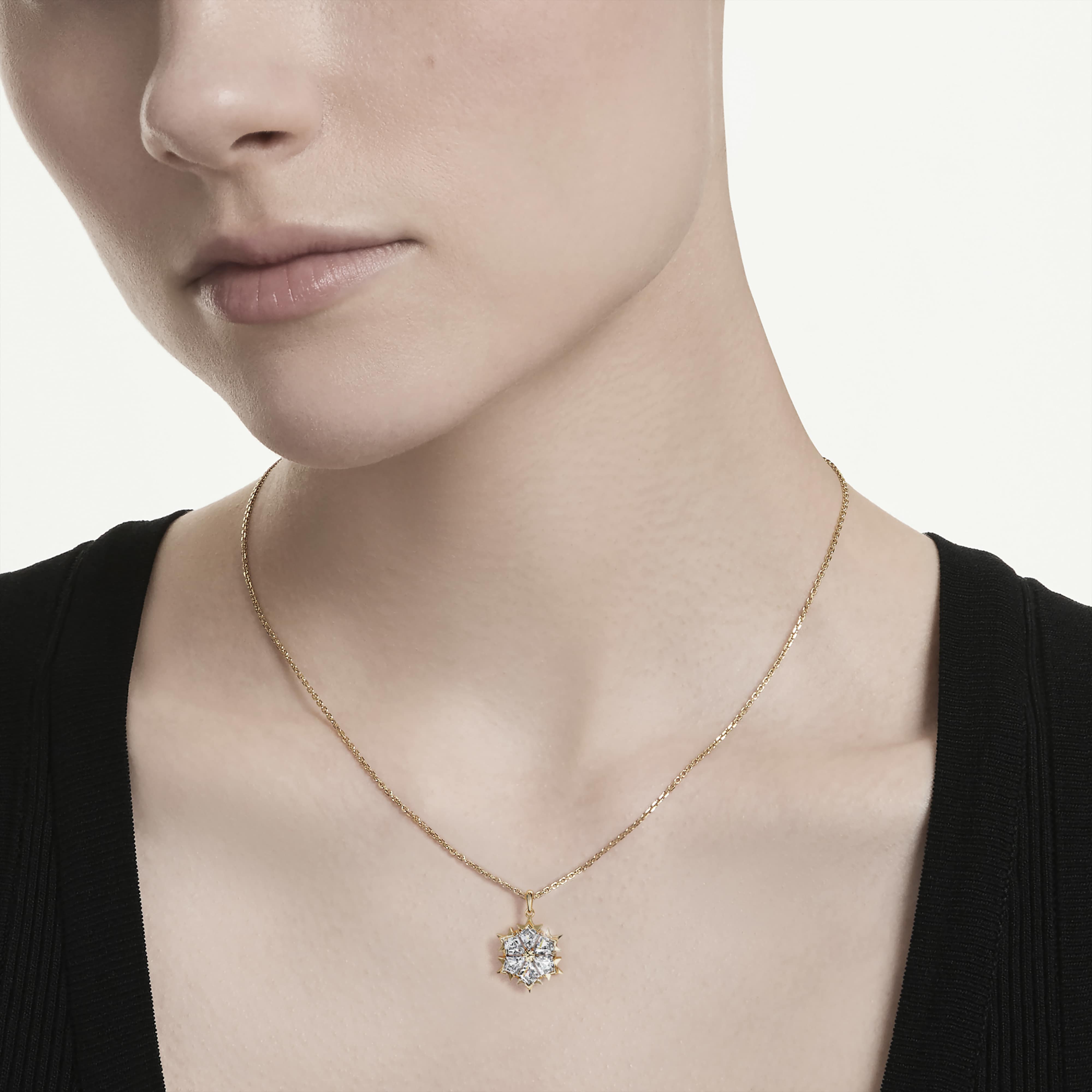 Pendentif Swarovski - Magic - Blanc & Doré sur un mannequin