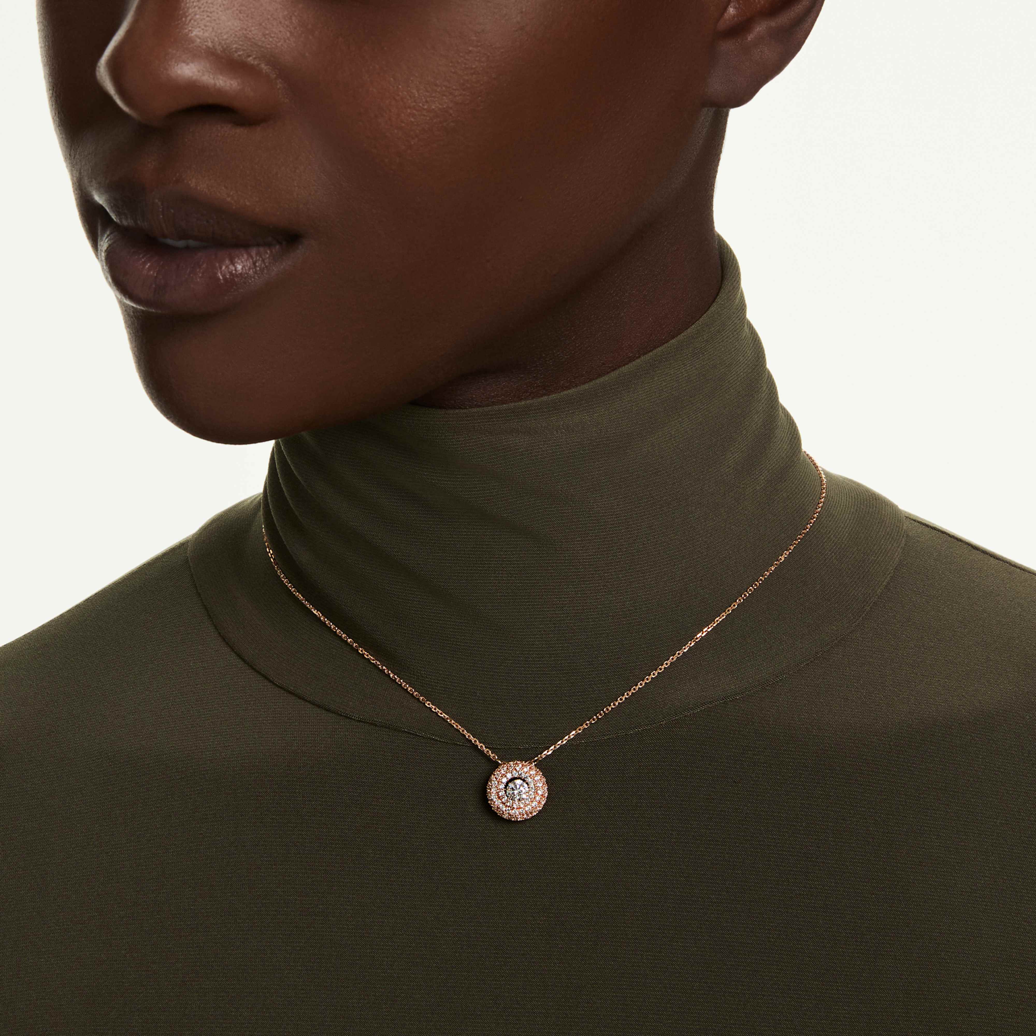 Pendentif Swarovski - Sublima Glam - Blanc & Doré Rosé sur un mannequin