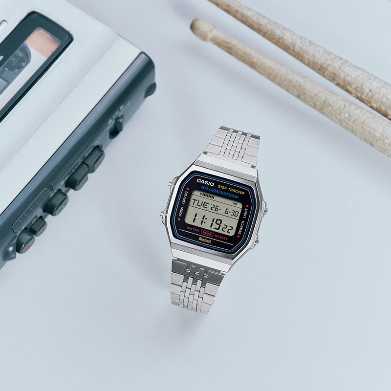 Collection Vintage - ABL-100WE-1AEF - Montre Casio – boîtier argenté chromé, écran numérique sur fond noir, bracelet en acier inoxydable à mailles – vue 3