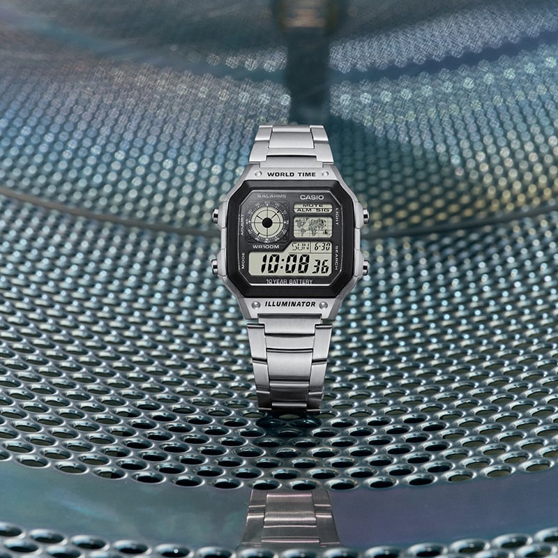 Collection Timeless - AE-1200WHD-1AVEF - Montre Casio – boîtier en résine noire avec carte du monde à l'écran, bracelet en acier inoxydable argenté – vue 3