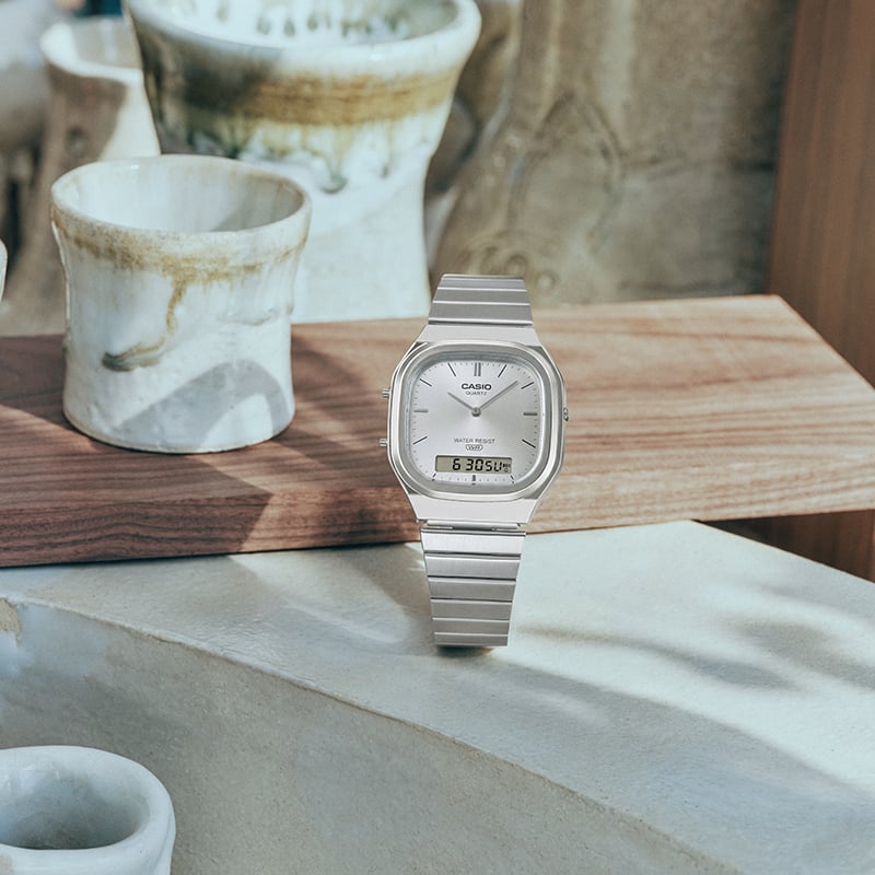 Collection Vintage - AQ-240E-7AEF - Montre Casio – boîtier argenté arrondi, cadran soleillé à index métalliques et écran numérique, bracelet en acier inoxydable – vue 3